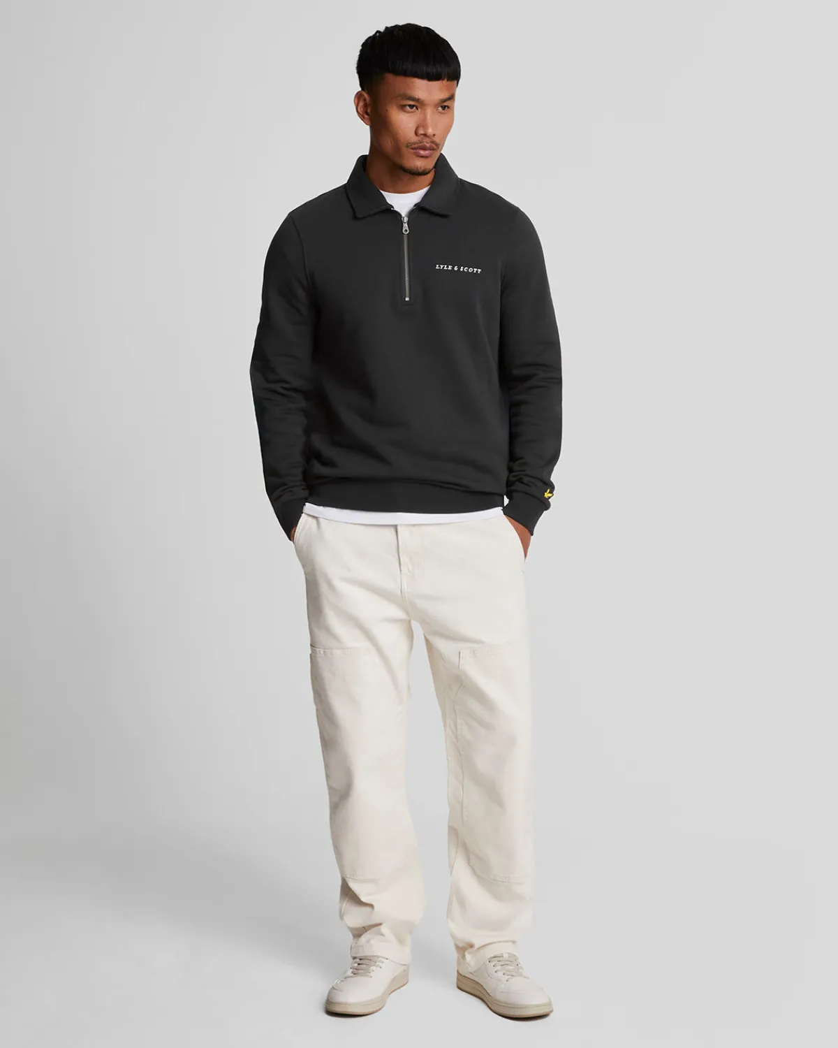bestickter_pullover_mit__reiverschluss_und_kragen_1-2.webp Lyle & Scott Drehbuchsticke | Pullover & Strickwaren<Bestickter Pullover mit 1/4 Reißverschluss und Kragen JetBlack/White