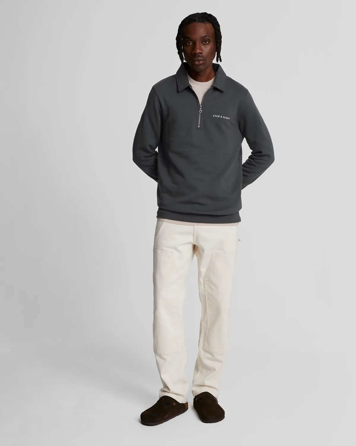 bestickter_pullover_mit__reiverschluss_und_kragen_1.webp Lyle & Scott Drehbuchsticke | Pullover & Strickwaren<Bestickter Pullover mit 1/4 Reißverschluss und Kragen Gunmetal/Cove
