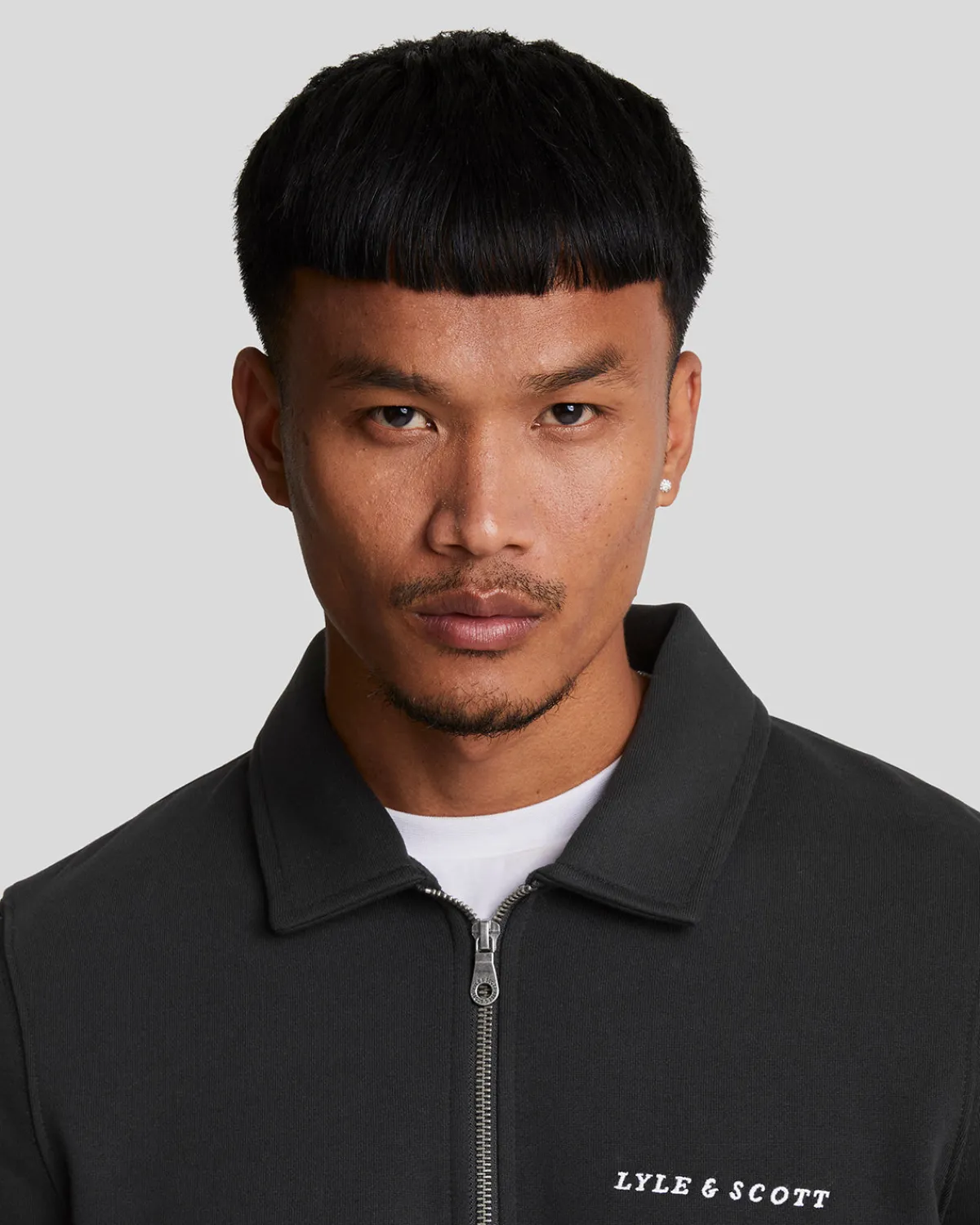bestickter_pullover_mit__reiverschluss_und_kragen_3-2.webp Lyle & Scott Drehbuchsticke | Pullover & Strickwaren<Bestickter Pullover mit 1/4 Reißverschluss und Kragen JetBlack/White