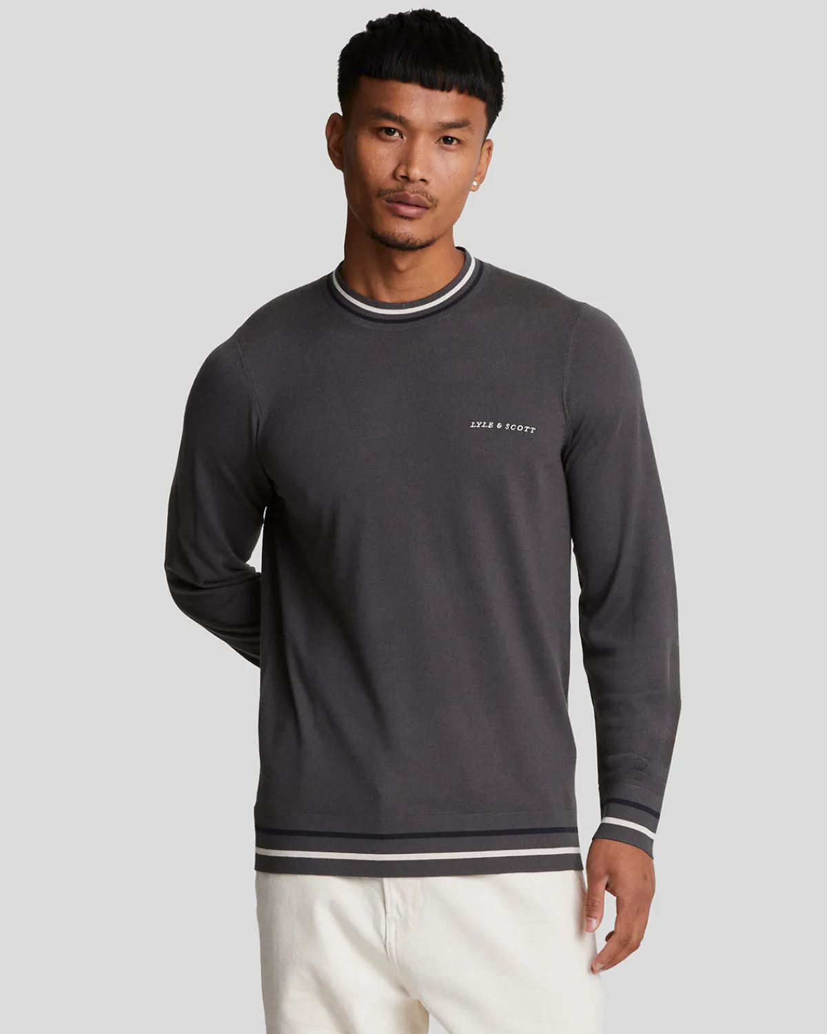 bestickter_pullover_mit_rundhalsausschnitt_0-1.webp Lyle & Scott Drehbuchsticke | Pullover & Strickwaren<Bestickter Pullover mit Rundhalsausschnitt Gunmetal