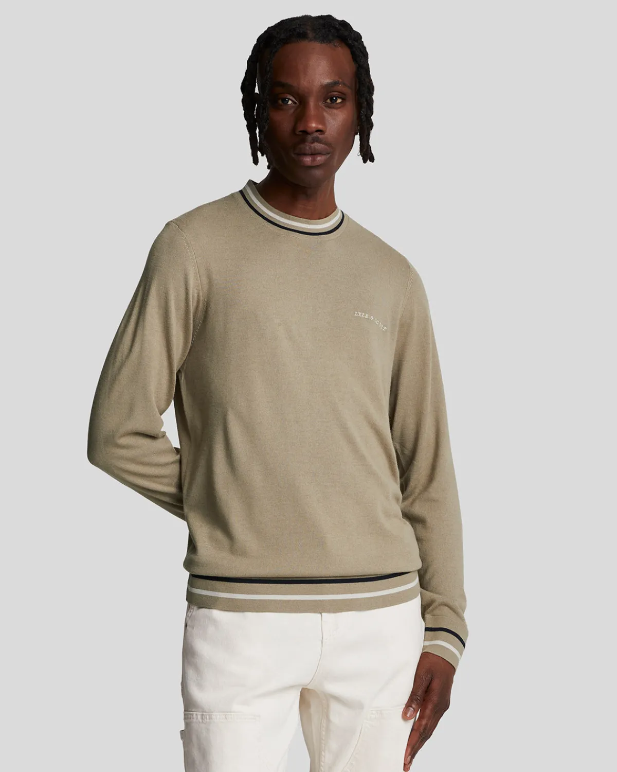 bestickter_pullover_mit_rundhalsausschnitt_0.webp Lyle & Scott Drehbuchsticke | Pullover & Strickwaren<Bestickter Pullover mit Rundhalsausschnitt SageUniform