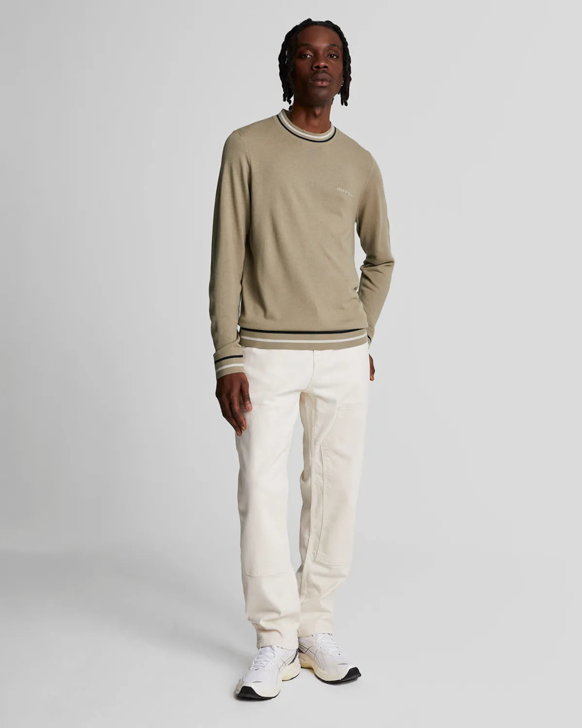 bestickter_pullover_mit_rundhalsausschnitt_1.webp Lyle & Scott Drehbuchsticke | Pullover & Strickwaren<Bestickter Pullover mit Rundhalsausschnitt SageUniform