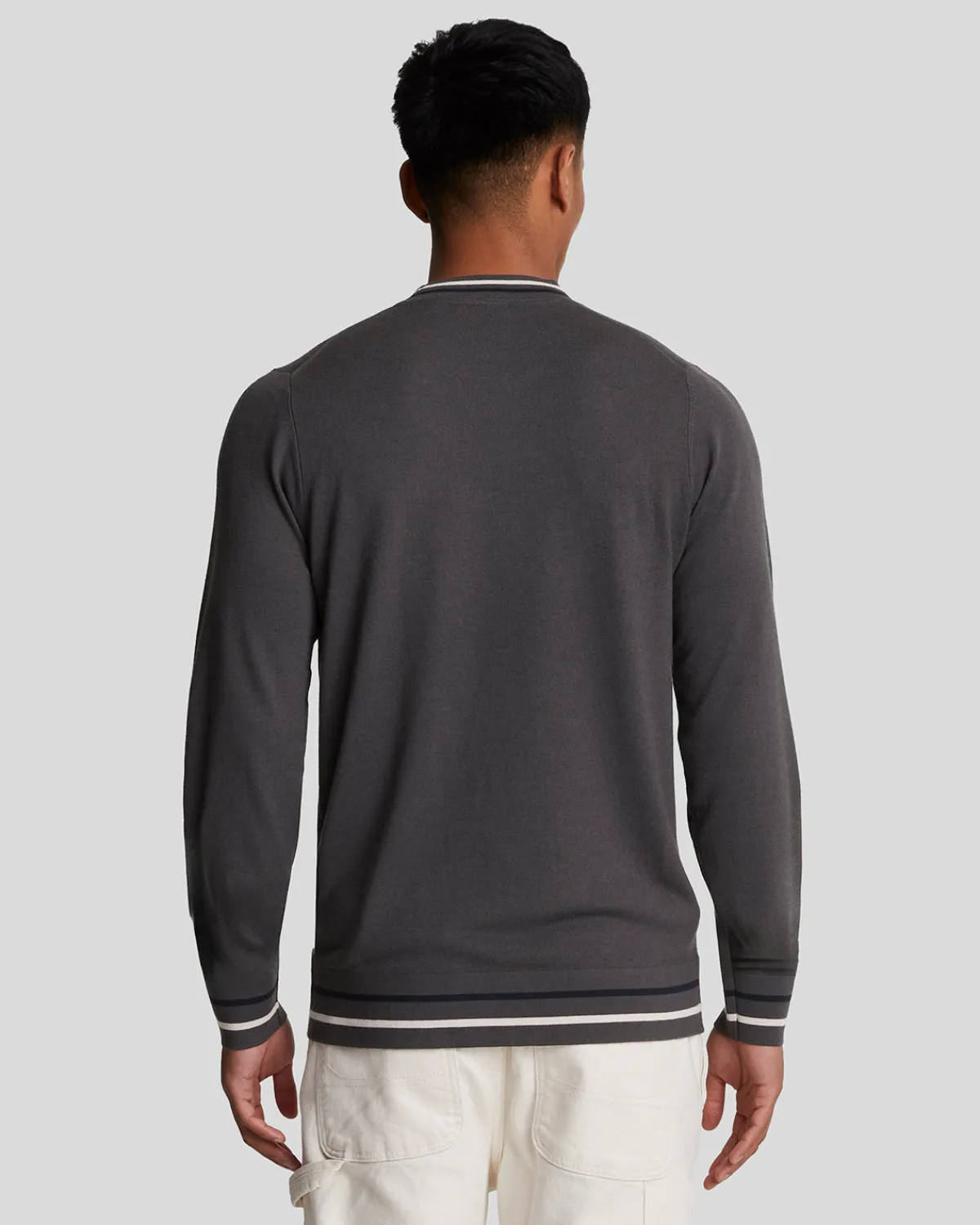 bestickter_pullover_mit_rundhalsausschnitt_2-1.webp Lyle & Scott Drehbuchsticke | Pullover & Strickwaren<Bestickter Pullover mit Rundhalsausschnitt Gunmetal