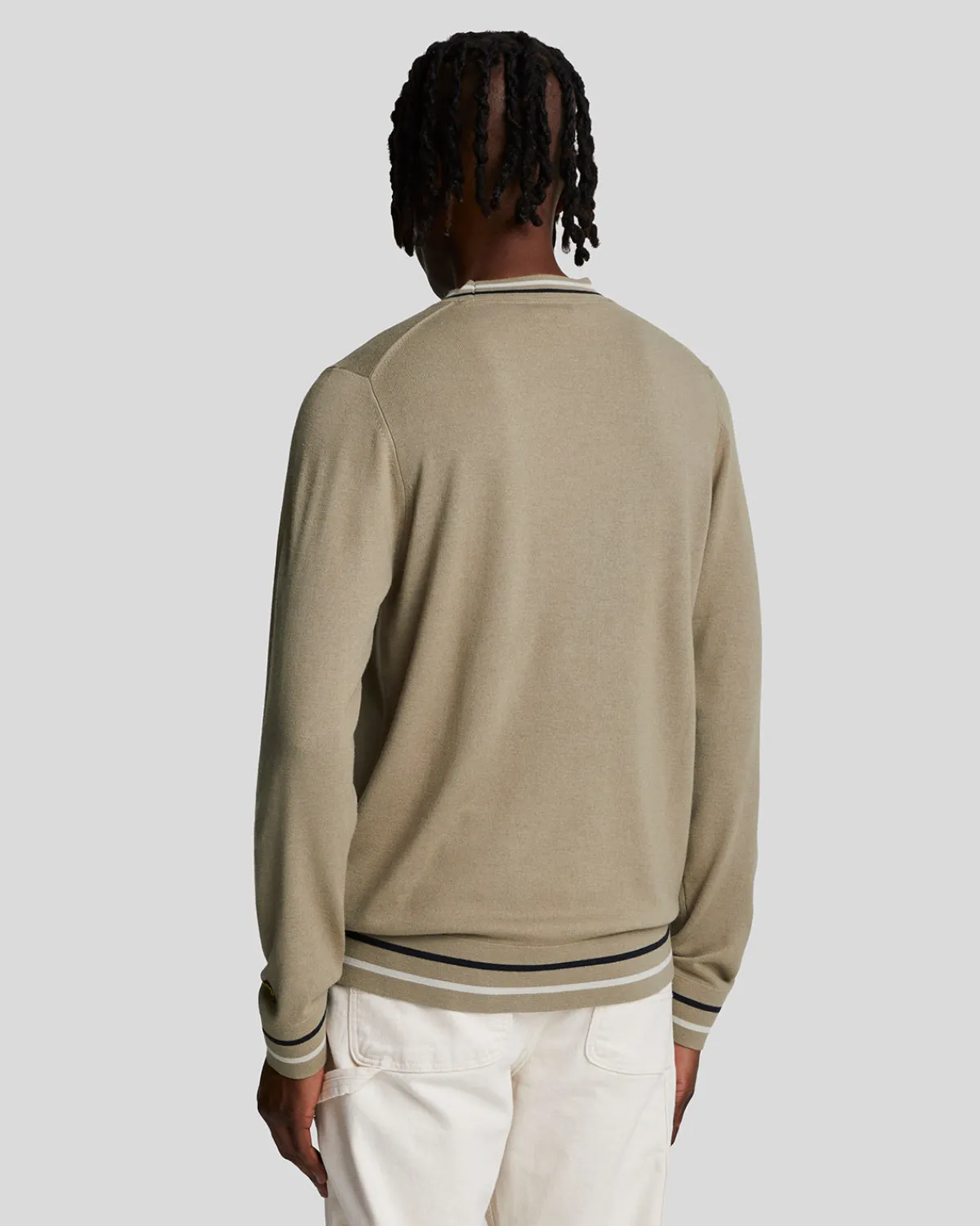 bestickter_pullover_mit_rundhalsausschnitt_2.webp Lyle & Scott Drehbuchsticke | Pullover & Strickwaren<Bestickter Pullover mit Rundhalsausschnitt SageUniform