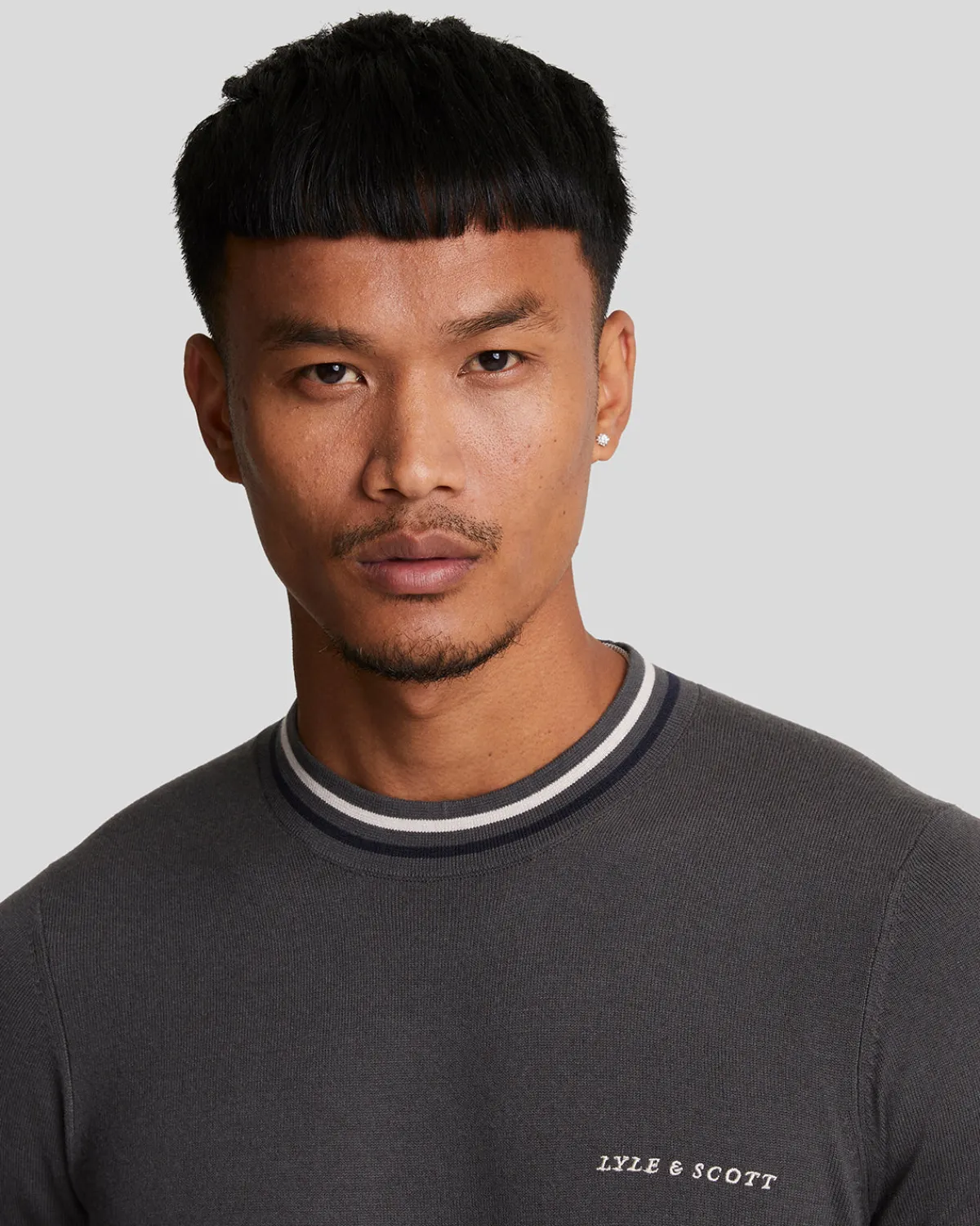 bestickter_pullover_mit_rundhalsausschnitt_3-1.webp Lyle & Scott Drehbuchsticke | Pullover & Strickwaren<Bestickter Pullover mit Rundhalsausschnitt Gunmetal