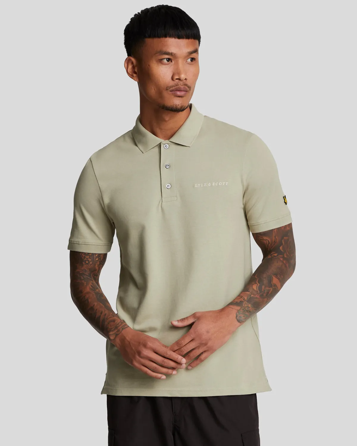 besticktes_polohemd_0-4.webp Lyle & Scott Drehbuchsticke | Polohemden<Besticktes Polohemd DriedSage/Cove