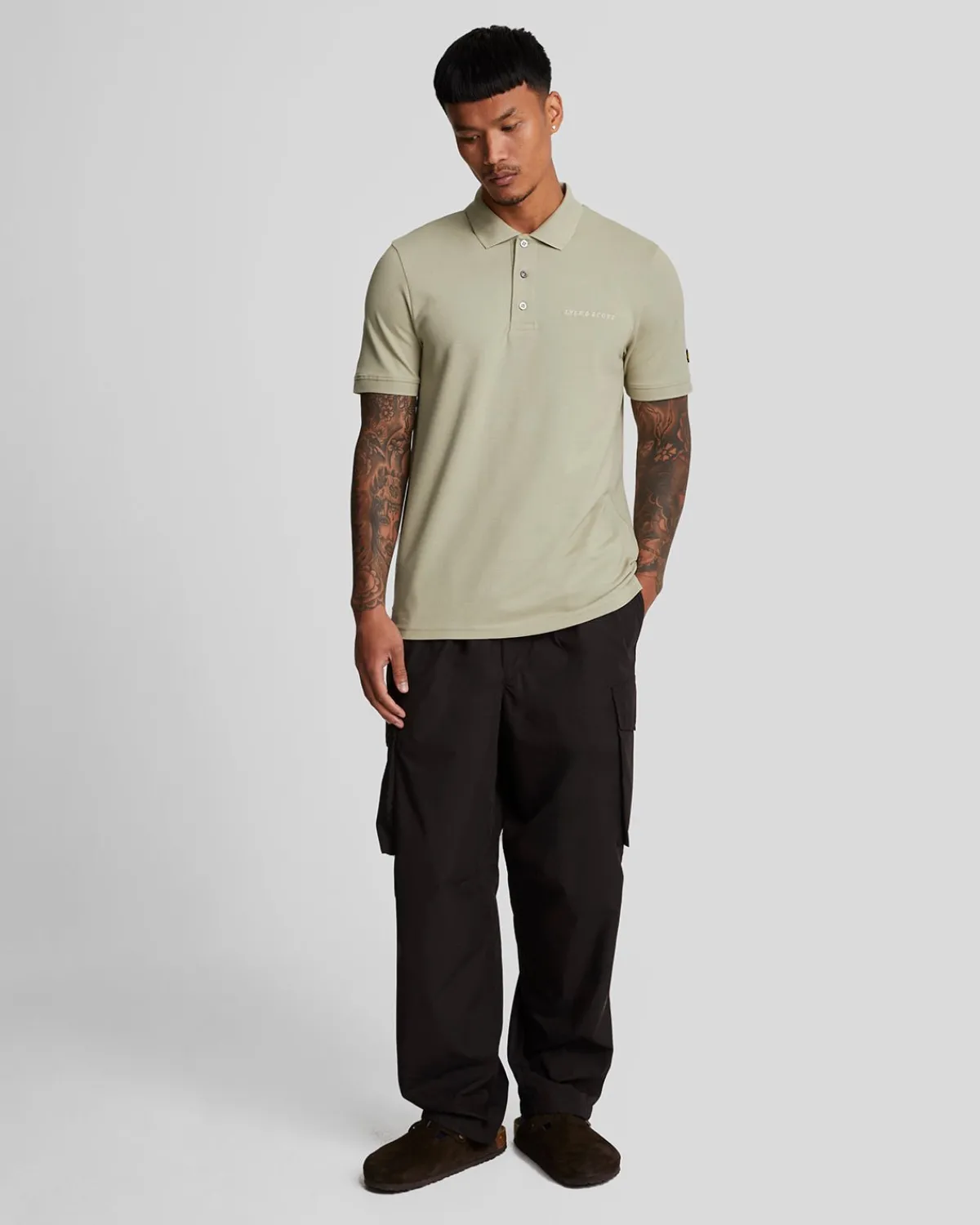 besticktes_polohemd_1-4.webp Lyle & Scott Drehbuchsticke | Polohemden<Besticktes Polohemd DriedSage/Cove