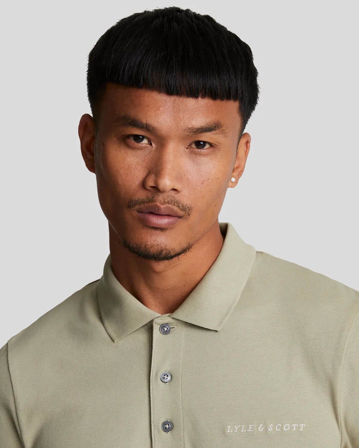 besticktes_polohemd_3-4.webp Lyle & Scott Drehbuchsticke | Polohemden<Besticktes Polohemd DriedSage/Cove
