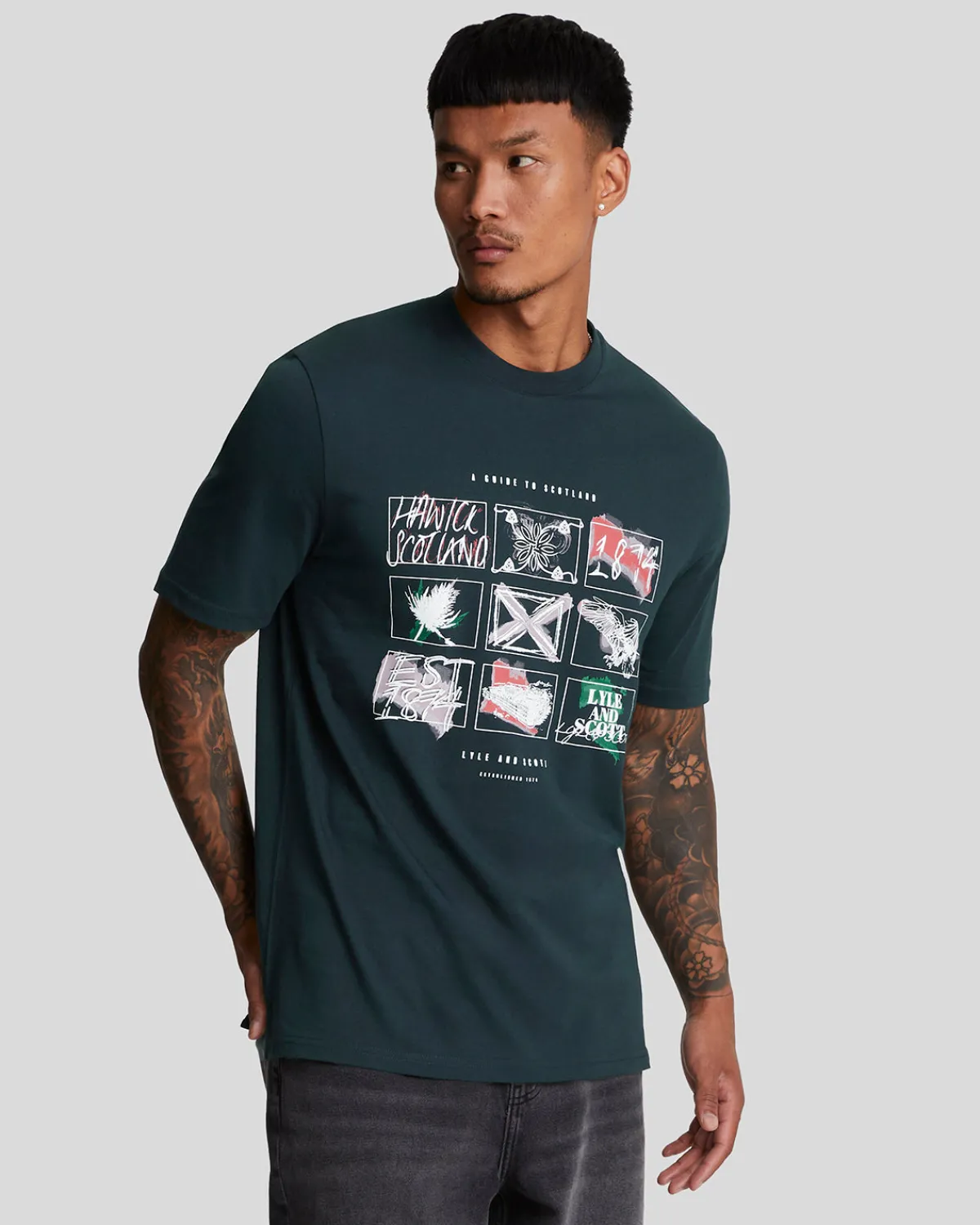 ein_fhrer_durch_schottland_grafik_tshirt_0.webp Lyle & Scott Vermächtnis | T-shirts<Ein Führer durch Schottland Grafik T-Shirt DarkNavy