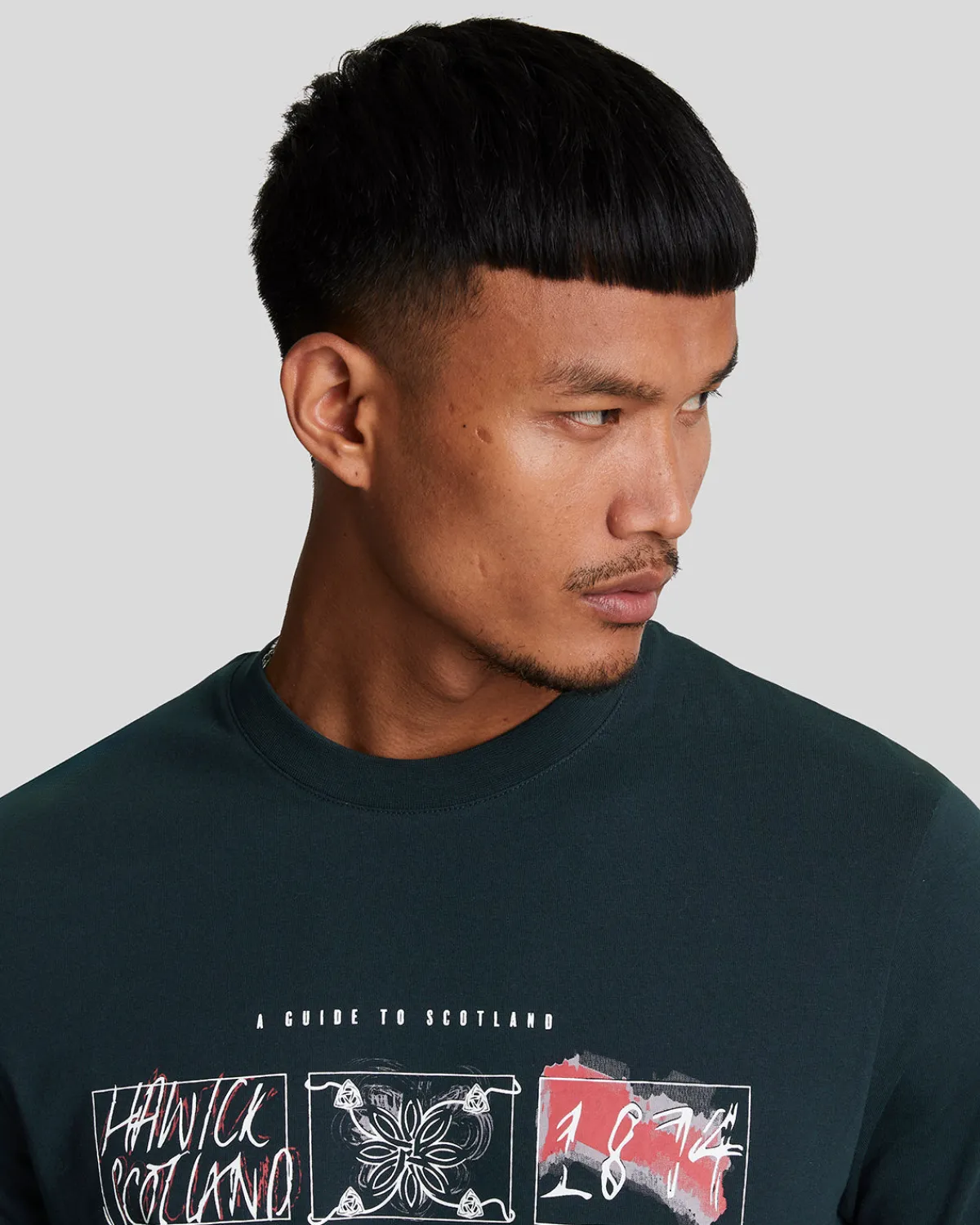 ein_fhrer_durch_schottland_grafik_tshirt_3.webp Lyle & Scott Vermächtnis | T-shirts<Ein Führer durch Schottland Grafik T-Shirt DarkNavy