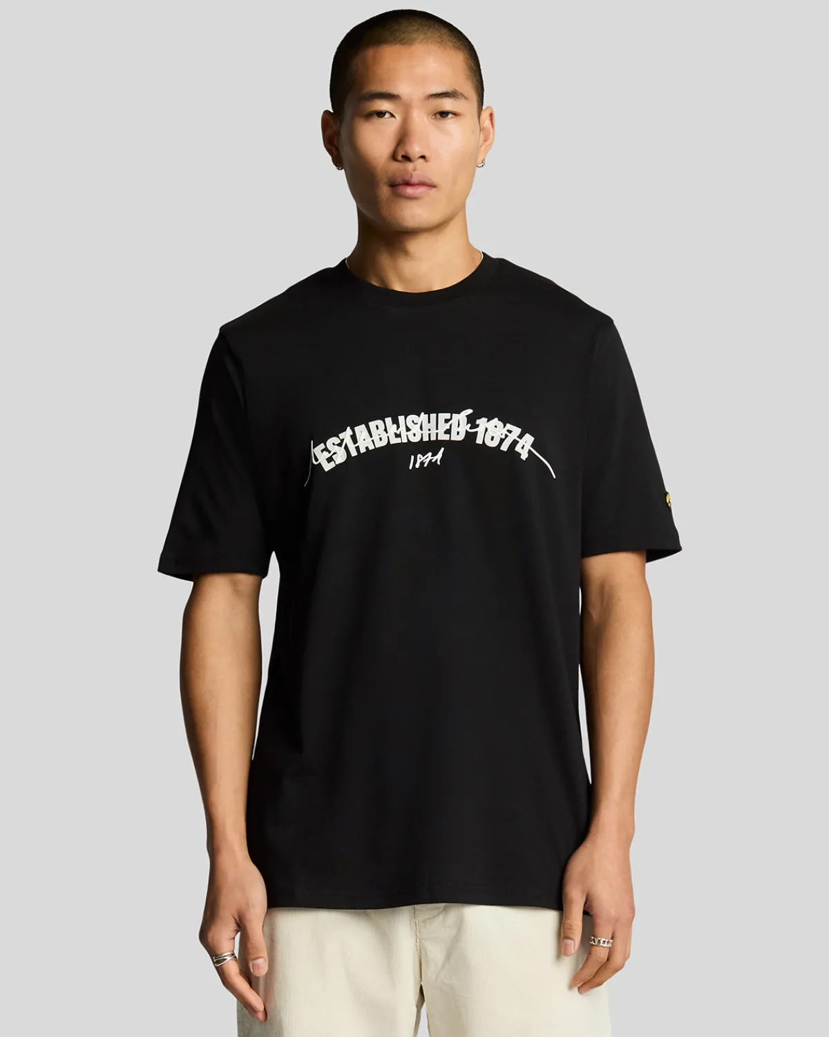 gegrndet__grafik_tshirt_0.webp Lyle & Scott Vermächtnis | T-shirts<Gegründet 1874 Grafik T-Shirt JetBlack