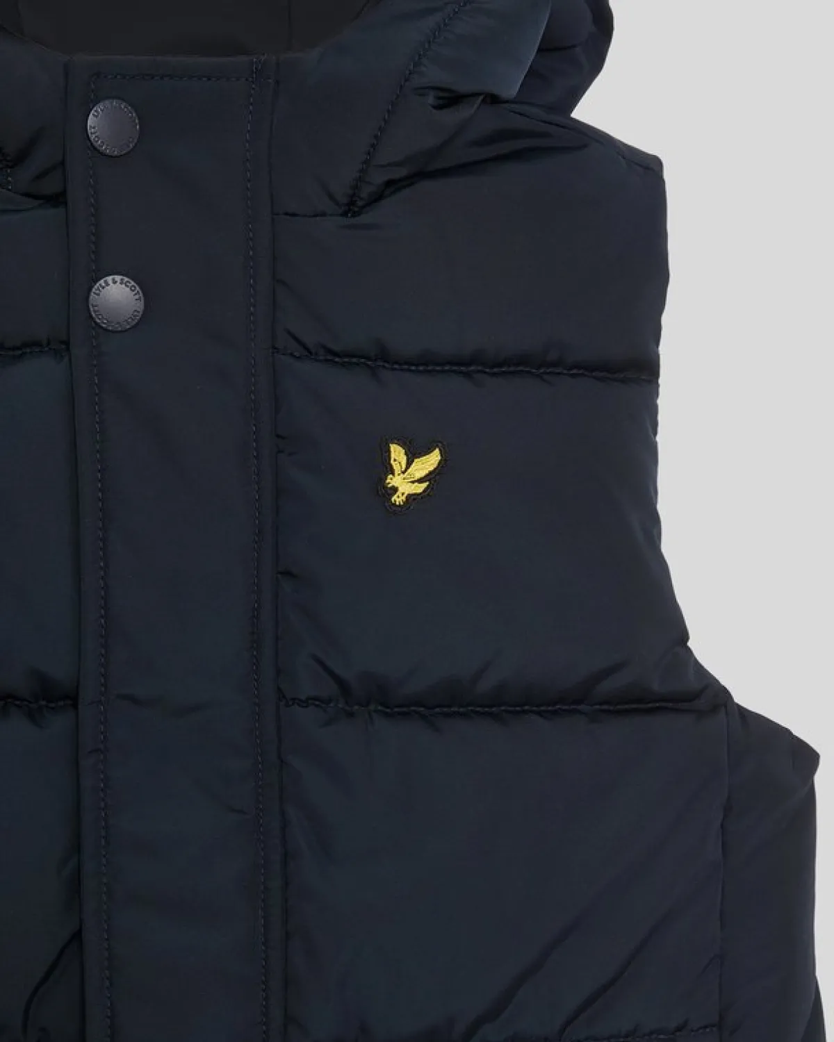 gepolsterte_kapuzenweste_fr_kinder_1.webp Lyle & Scott Kinder Mäntel & Jacken<Gepolsterte Kapuzenweste für Kinder DarkNavy
