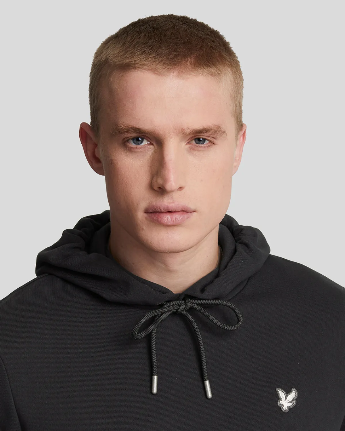 hochwertiger_french_terry_hoodie_mit_diagonaler_webart_3-1.webp Lyle & Scott Reframed | Kapuzenpullover<Hochwertiger French Terry Hoodie mit diagonaler Webart Lacquer
