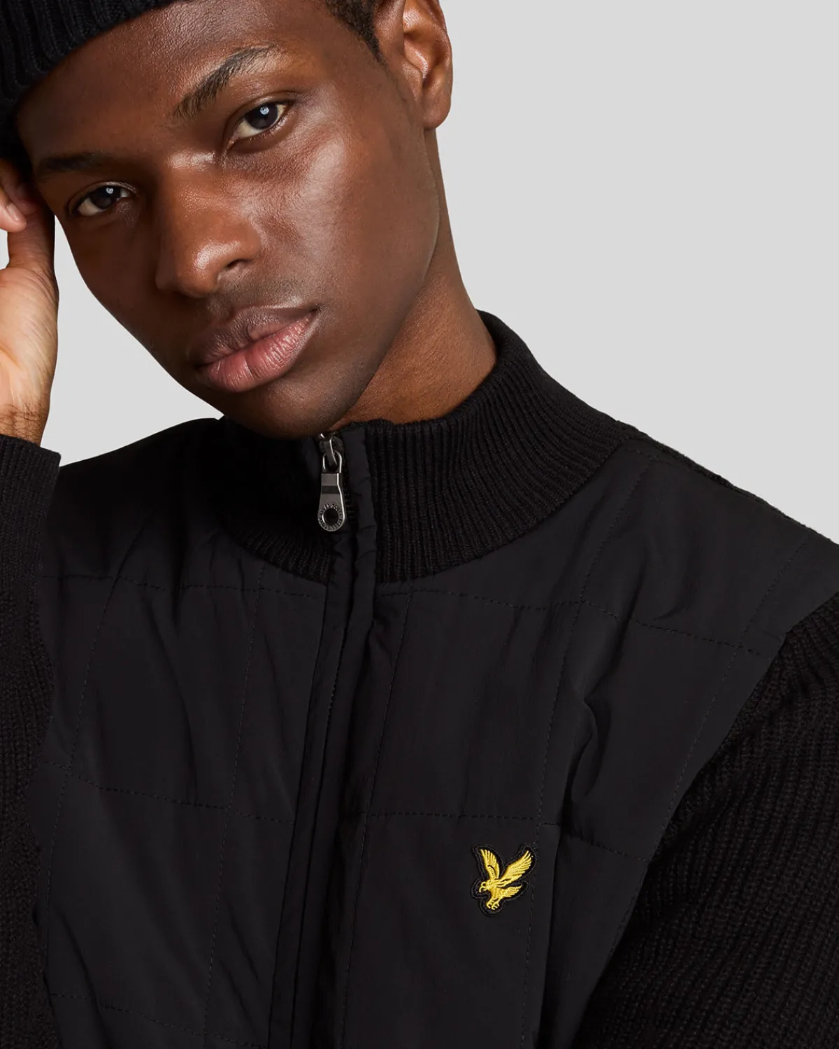 hybride_texturierte_strickjacke_mit_reiverschluss_3.webp Lyle & Scott Pullover & Strickwaren<Hybride texturierte Strickjacke mit Reißverschluss JetBlack