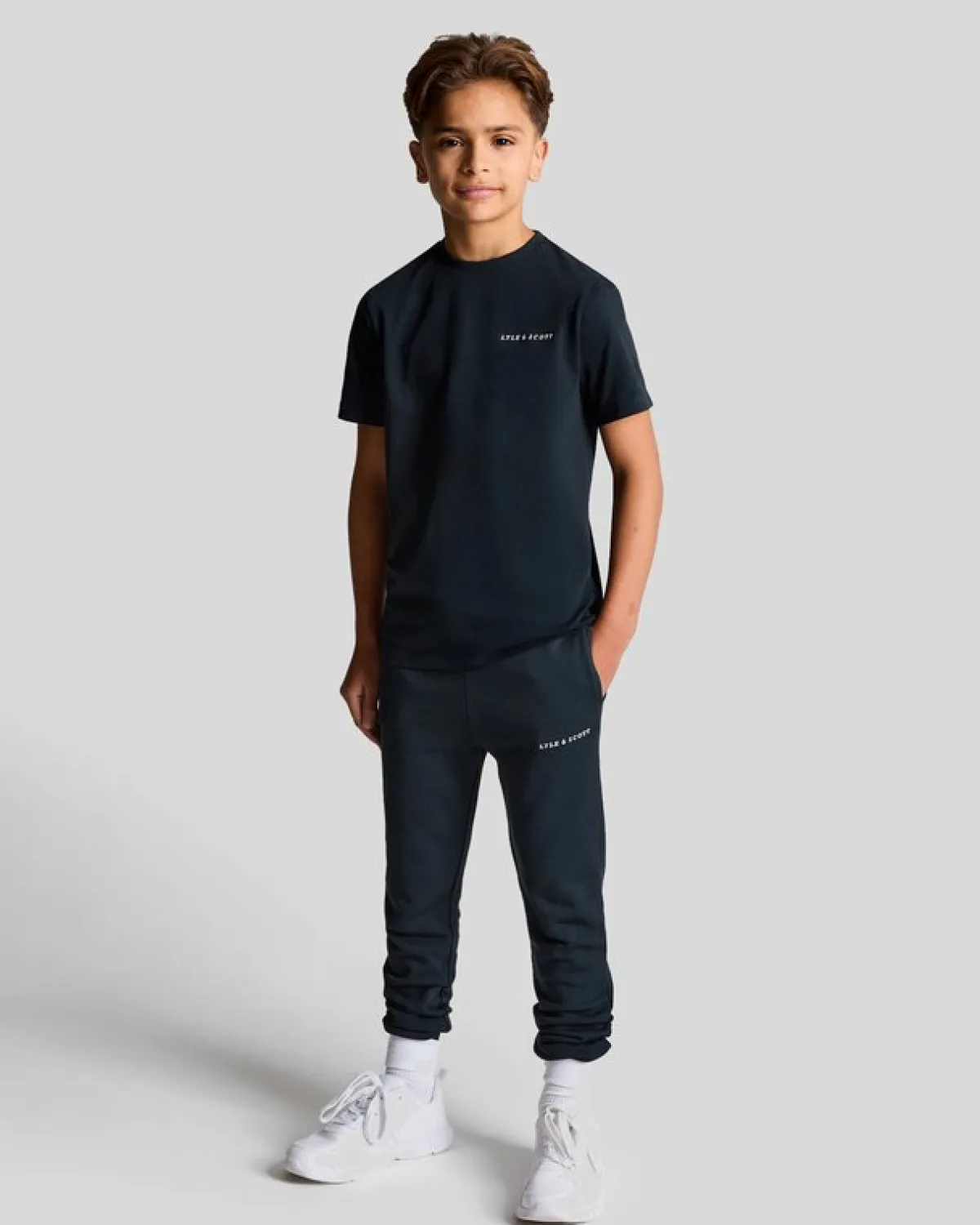 kinder_tshirt_mit_gestickter_schrift_1.webp Lyle & Scott Kinder Polos & T-shirts<Kinder T-Shirt mit gestickter Schrift DunkleMarine