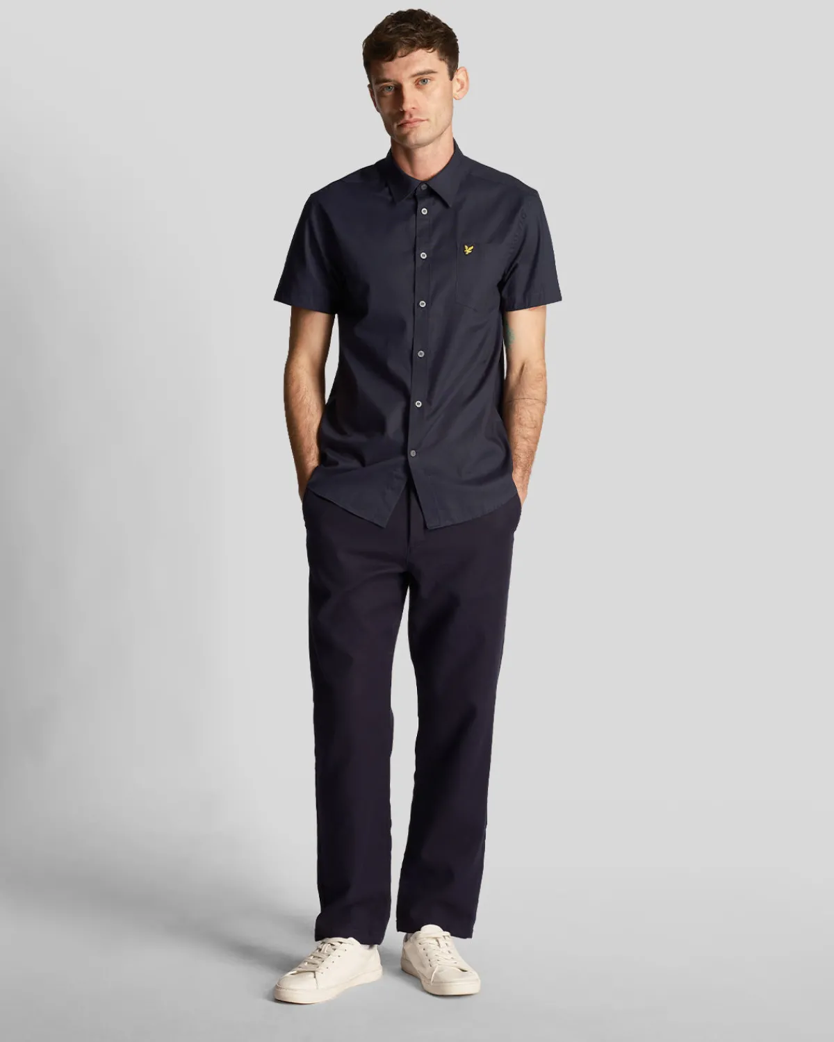 kurzrmeliges_hemd_aus_einfarbiger_popeline_1.webp Lyle & Scott Hemden<Kurzärmeliges Hemd aus einfarbiger Popeline DunkleMarine