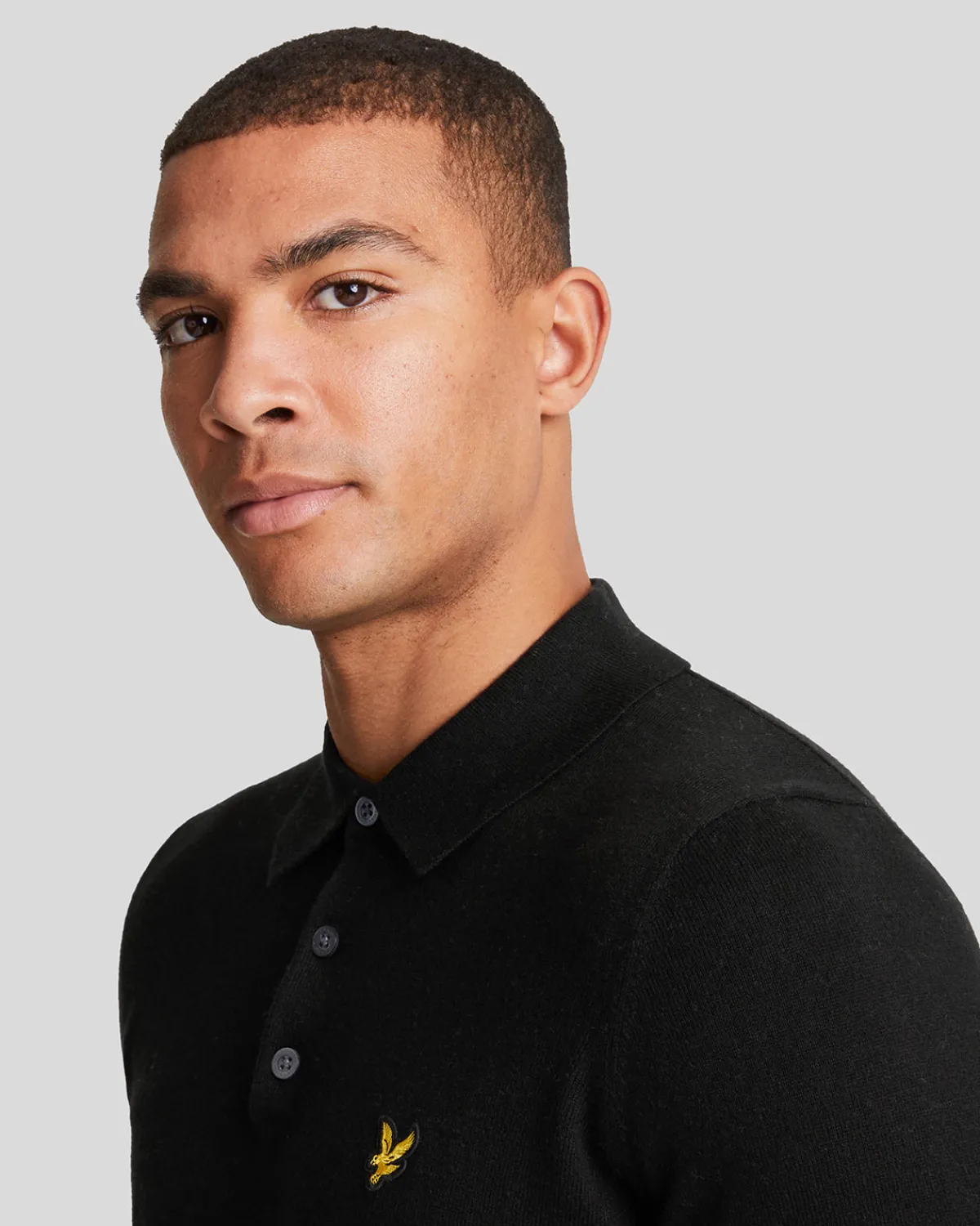 langrmeliges_gestricktes_poloshirt_aus_baumwolle_und_merino_3.webp Lyle & Scott Polohemden<Langärmeliges gestricktes Poloshirt aus Baumwolle und Merino JetBlack