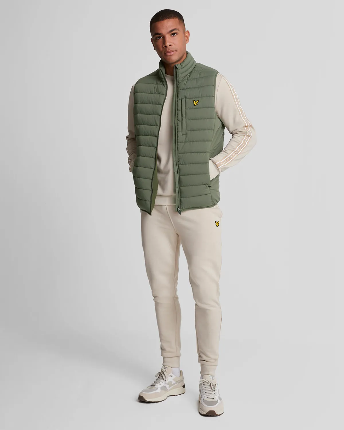 leichte_sport_stretch_steppweste_1-1.webp Lyle & Scott Sportbekleidung<Leichte Sport Stretch Steppweste CactusGreen