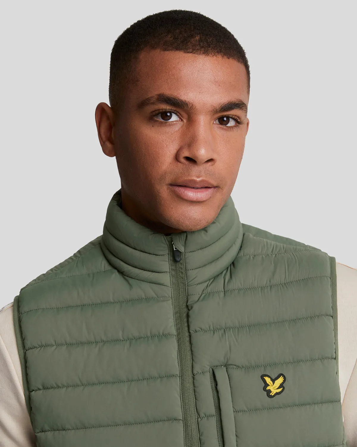 leichte_sport_stretch_steppweste_3-1.webp Lyle & Scott Sportbekleidung<Leichte Sport Stretch Steppweste CactusGreen