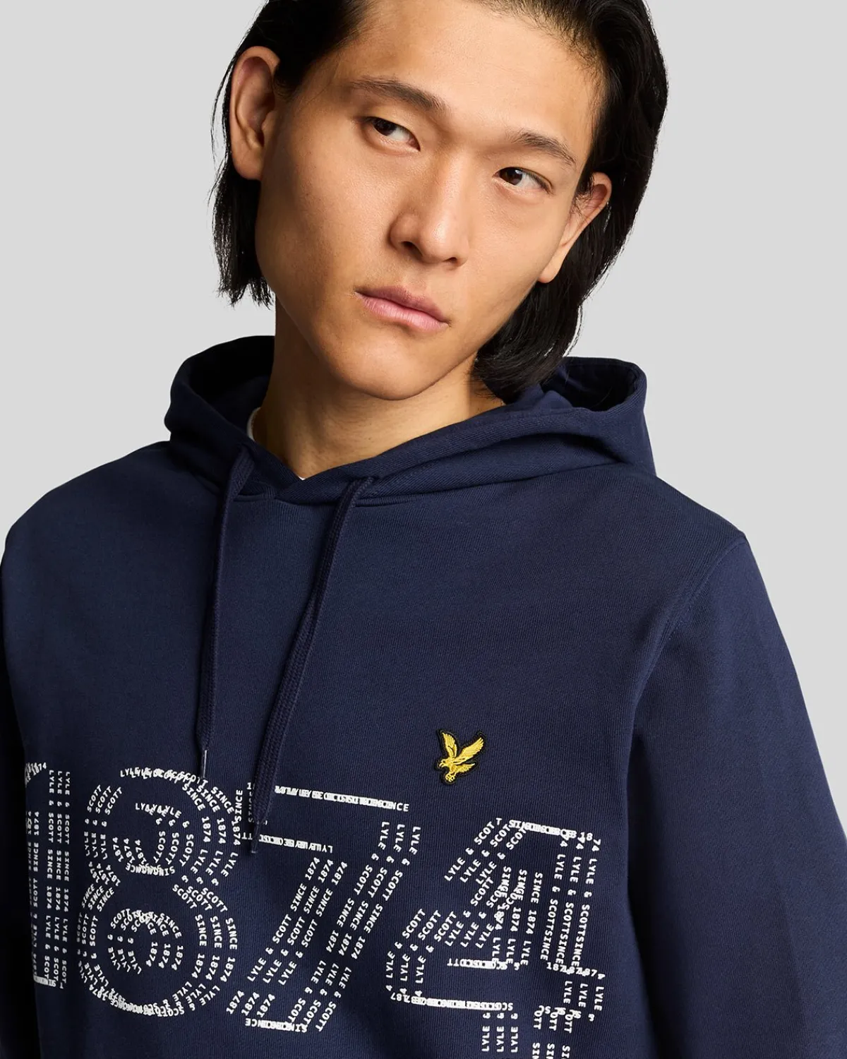 logo_pullover_hoodie_2.webp Lyle & Scott Kapuzenpullover<1874 Logo Pullover Hoodie Marine