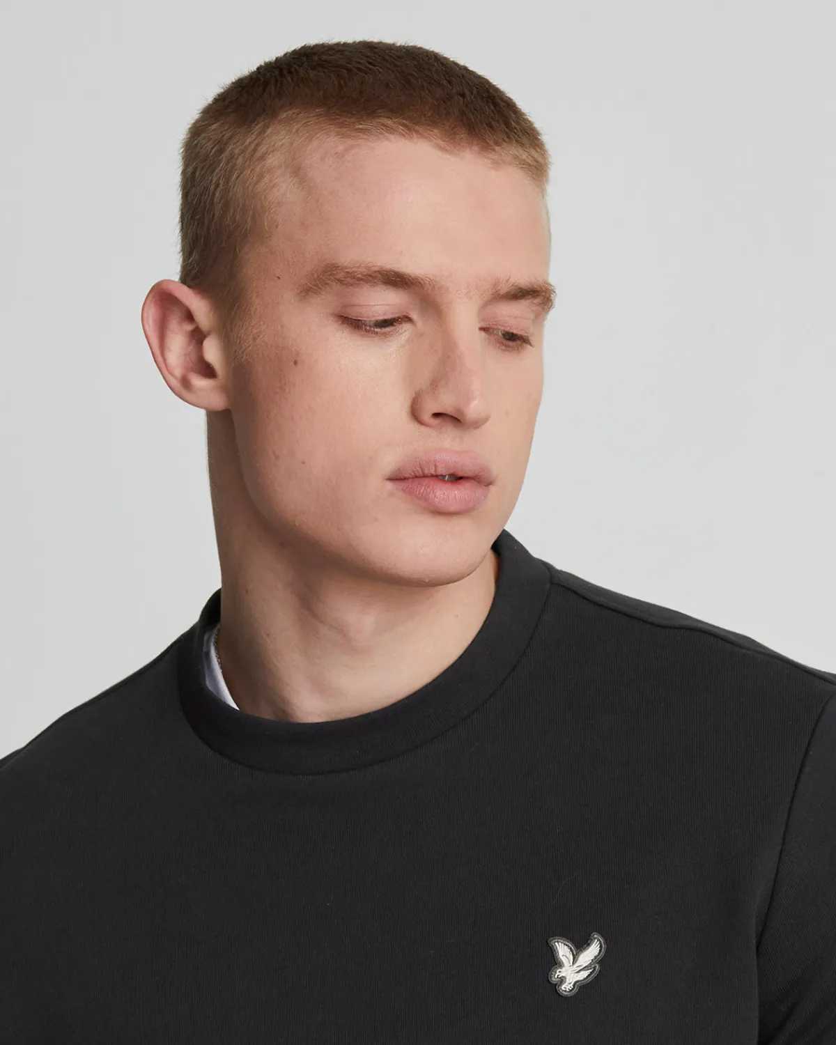 premium_sweatshirt_mit_rundhalsausschnitt_aus_french_terry_in_diagonalbindung_3.webp Lyle & Scott Reframed | Sweatshirts<Premium Sweatshirt mit Rundhalsausschnitt aus French Terry in Diagonalbindung Lacquer