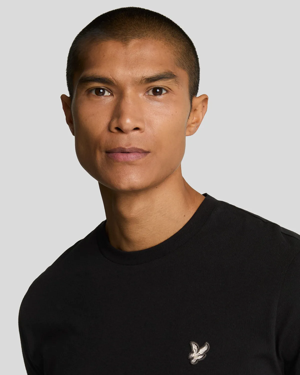 premium_tshirt_mit_rundhalsausschnitt_aus_baumwolle_3-4.webp Lyle & Scott Reframed | T-shirts<Premium T-Shirt mit Rundhalsausschnitt aus Baumwolle Lacquer