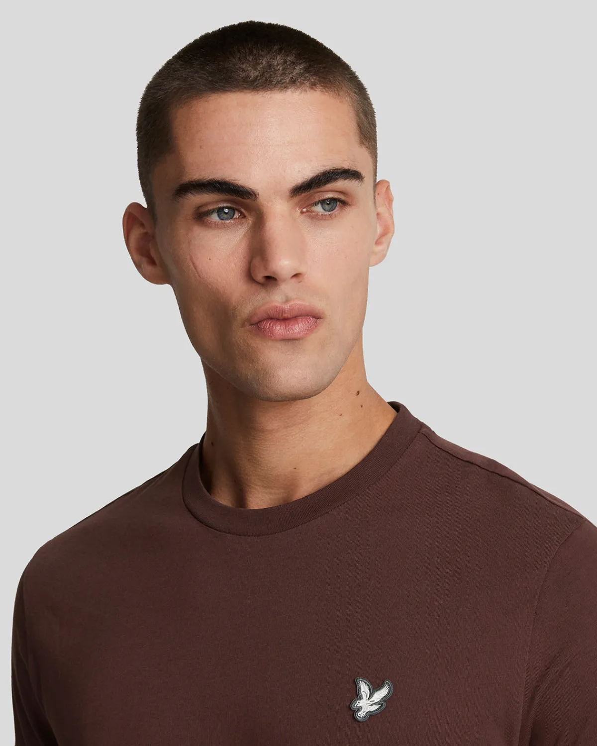 premium_tshirt_mit_rundhalsausschnitt_aus_baumwolle_3.webp Lyle & Scott Reframed | T-shirts<Premium T-Shirt mit Rundhalsausschnitt aus Baumwolle RubberRed
