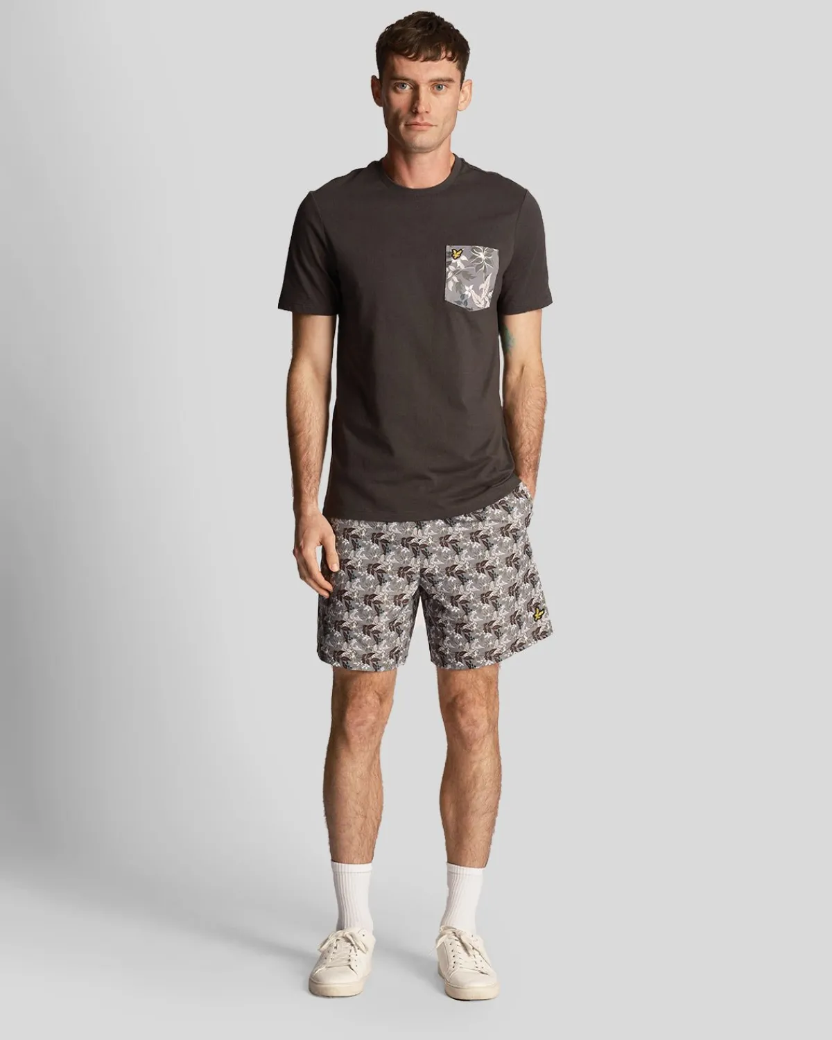 resort_badeshorts_mit_blumendruck_0-1.webp Lyle & Scott Kurze Hosen<Resort Badeshorts mit Blumendruck Gunmetal