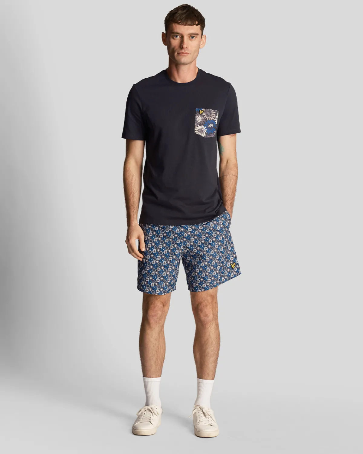 resort_badeshorts_mit_blumendruck_1.webp Lyle & Scott Kurze Hosen<Resort Badeshorts mit Blumendruck DunkleMarine