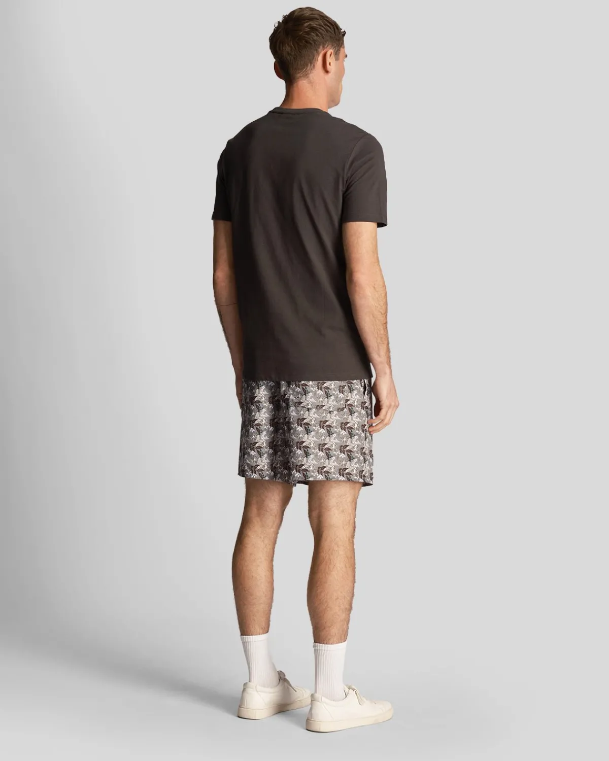 resort_badeshorts_mit_blumendruck_2-1.webp Lyle & Scott Kurze Hosen<Resort Badeshorts mit Blumendruck Gunmetal