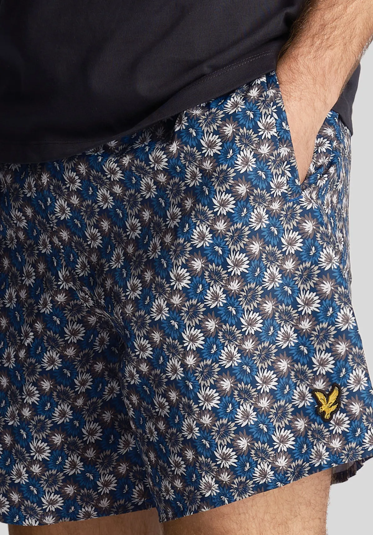 resort_badeshorts_mit_blumendruck_3.webp Lyle & Scott Kurze Hosen<Resort Badeshorts mit Blumendruck DunkleMarine