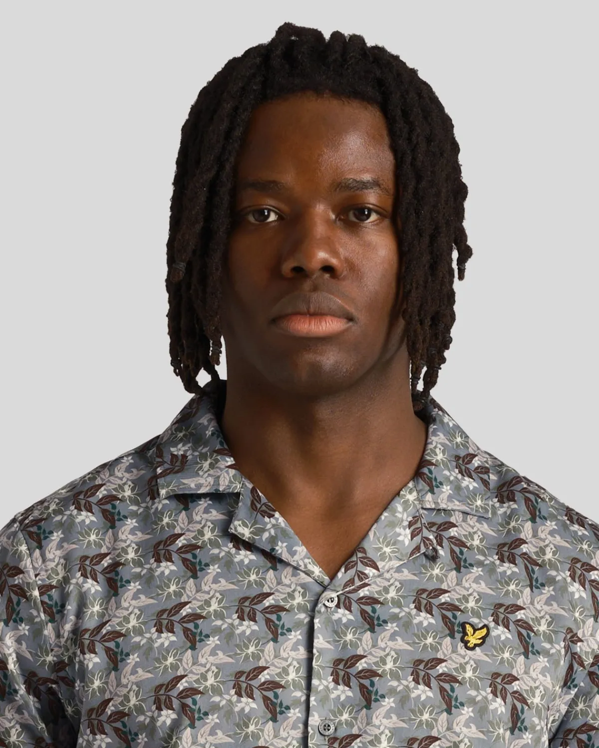 resort_hemd_mit_blumendruck_3.webp Lyle & Scott Vermächtnis | Hemden<Resort Hemd mit Blumendruck Gunmetal