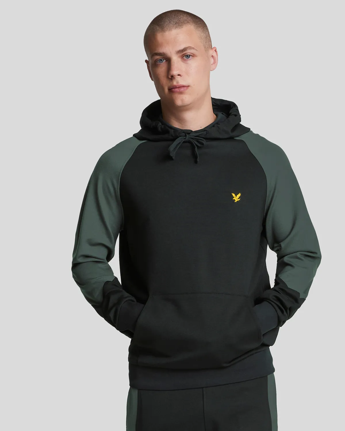 sport_farbe_block_hoodie_0.webp Lyle & Scott Sportbekleidung | Kapuzenpullover<Sport Farbe Block Hoodie JetBlack/Graphite