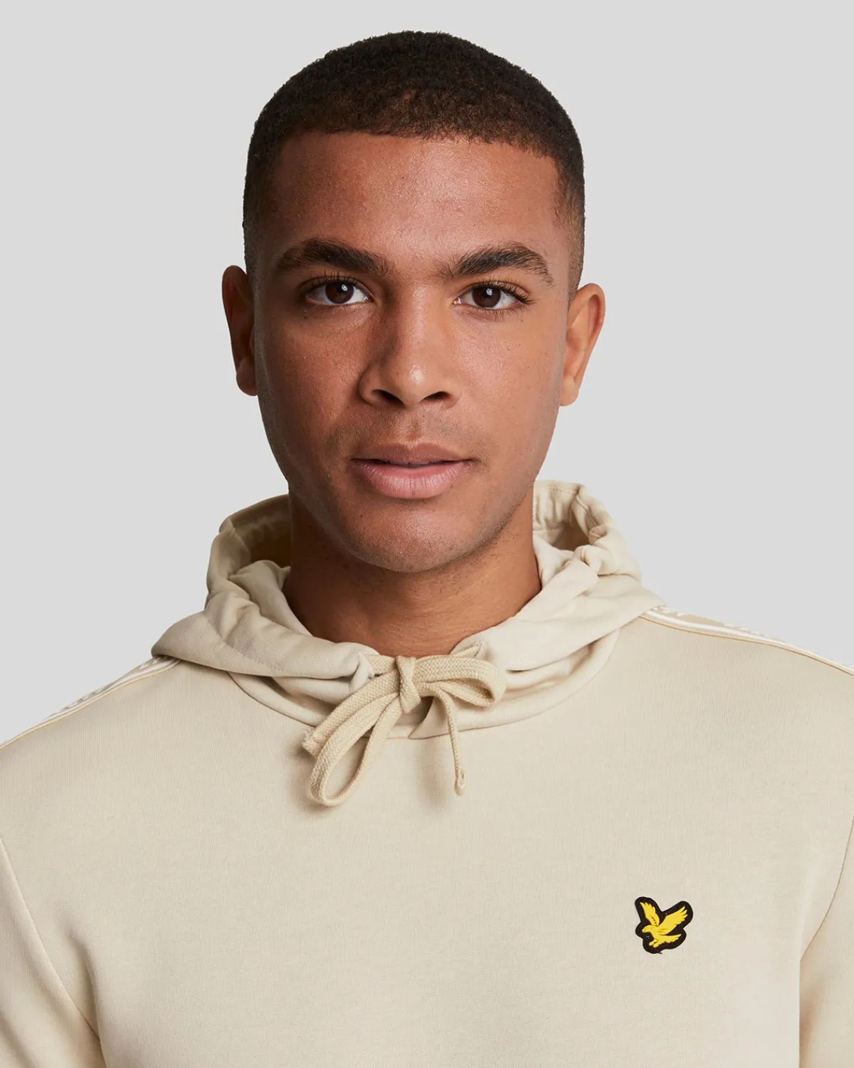 sport_tape_hoodie_3-1.webp Lyle & Scott Sportbekleidung | Kapuzenpullover<Sport Tape Hoodie Viaduct