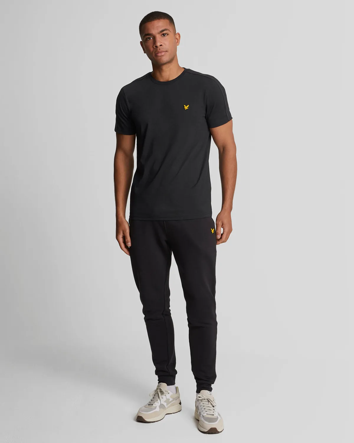 sport_tape_tshirt_1.webp Lyle & Scott Sportbekleidung | T-shirts<Sport Tape T-Shirt Pechschwarz