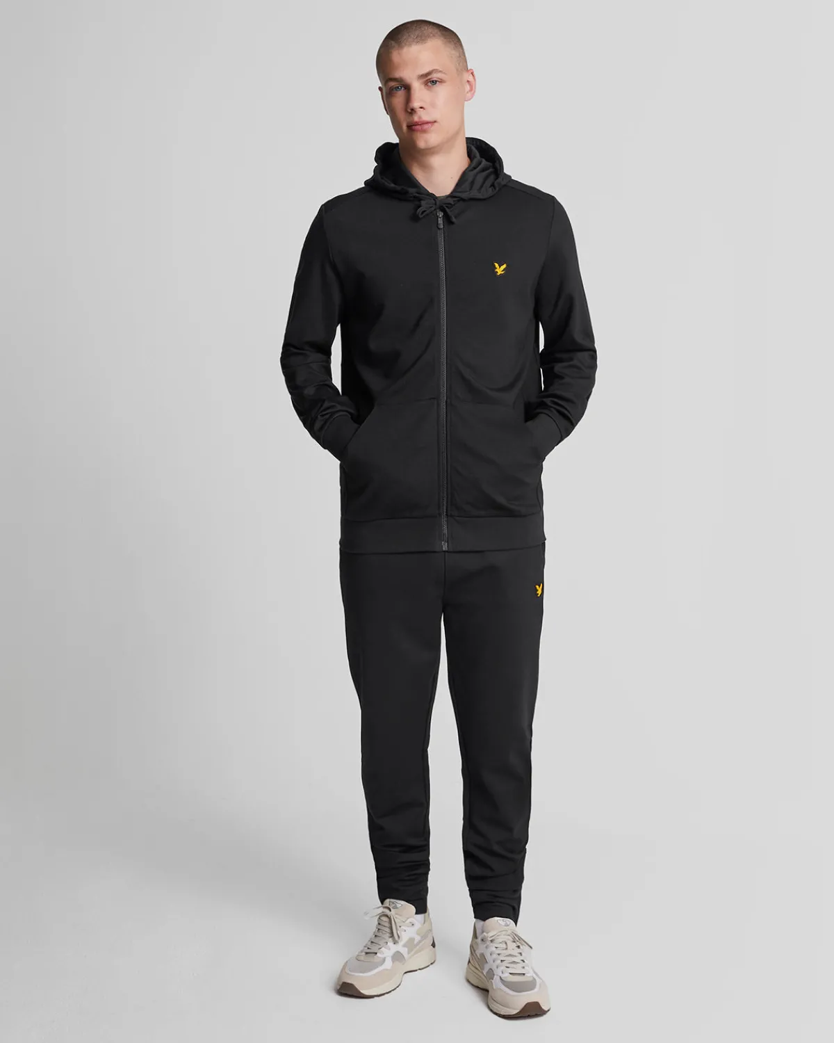 sportkapuzenpulli_mit_reiverschluss_1-1.webp Lyle & Scott Sportbekleidung | Kapuzenpullover<Sport-Kapuzenpulli mit Reißverschluss Pechschwarz