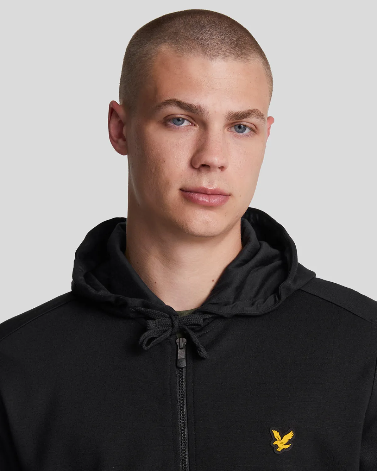 sportkapuzenpulli_mit_reiverschluss_3-1.webp Lyle & Scott Sportbekleidung | Kapuzenpullover<Sport-Kapuzenpulli mit Reißverschluss Pechschwarz