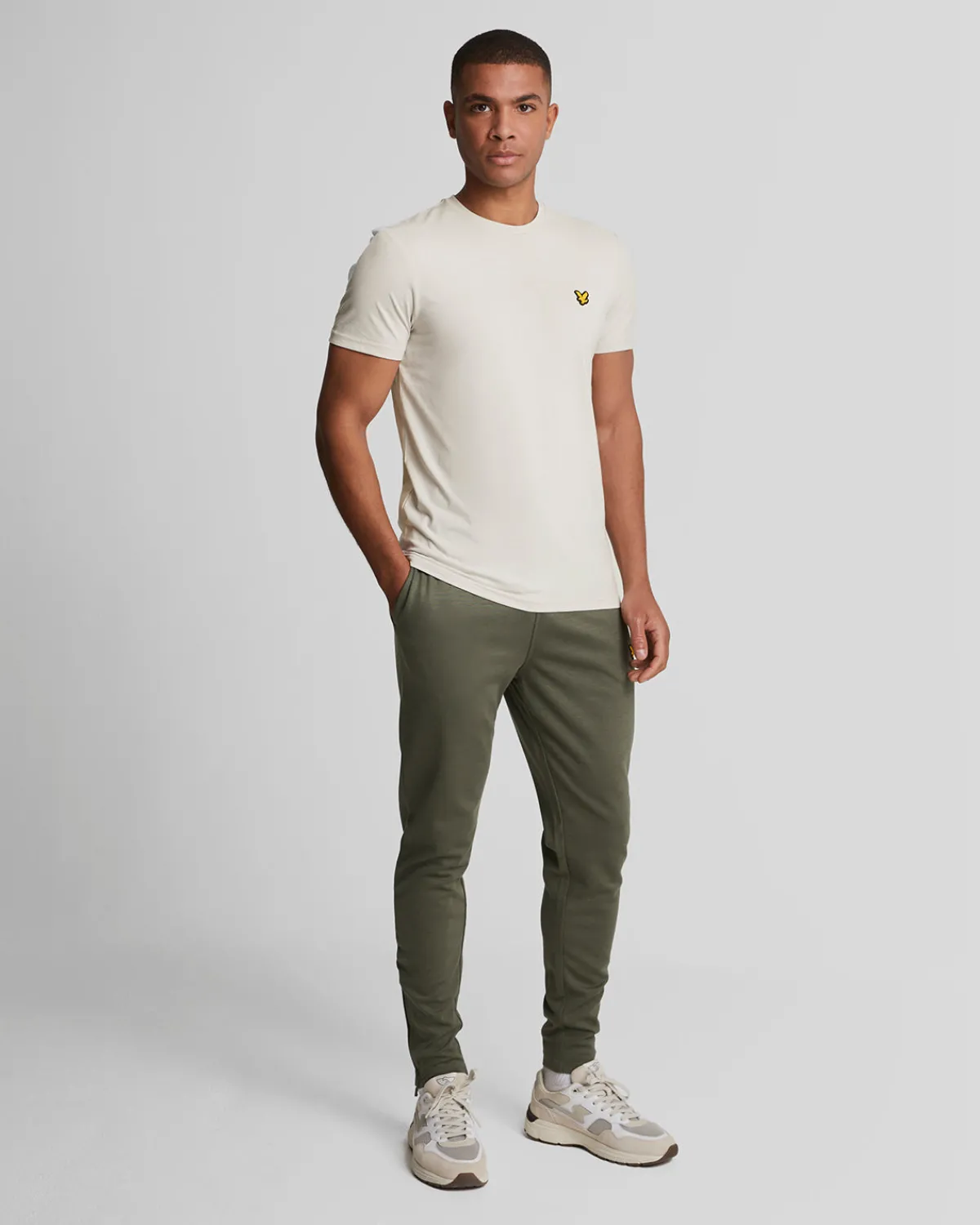 sportliches_martin_tshirt_mit_kurzen_rmeln_1-4.webp Lyle & Scott Sportbekleidung | T-shirts<Sportliches Martin T-Shirt mit kurzen Ärmeln Pebble