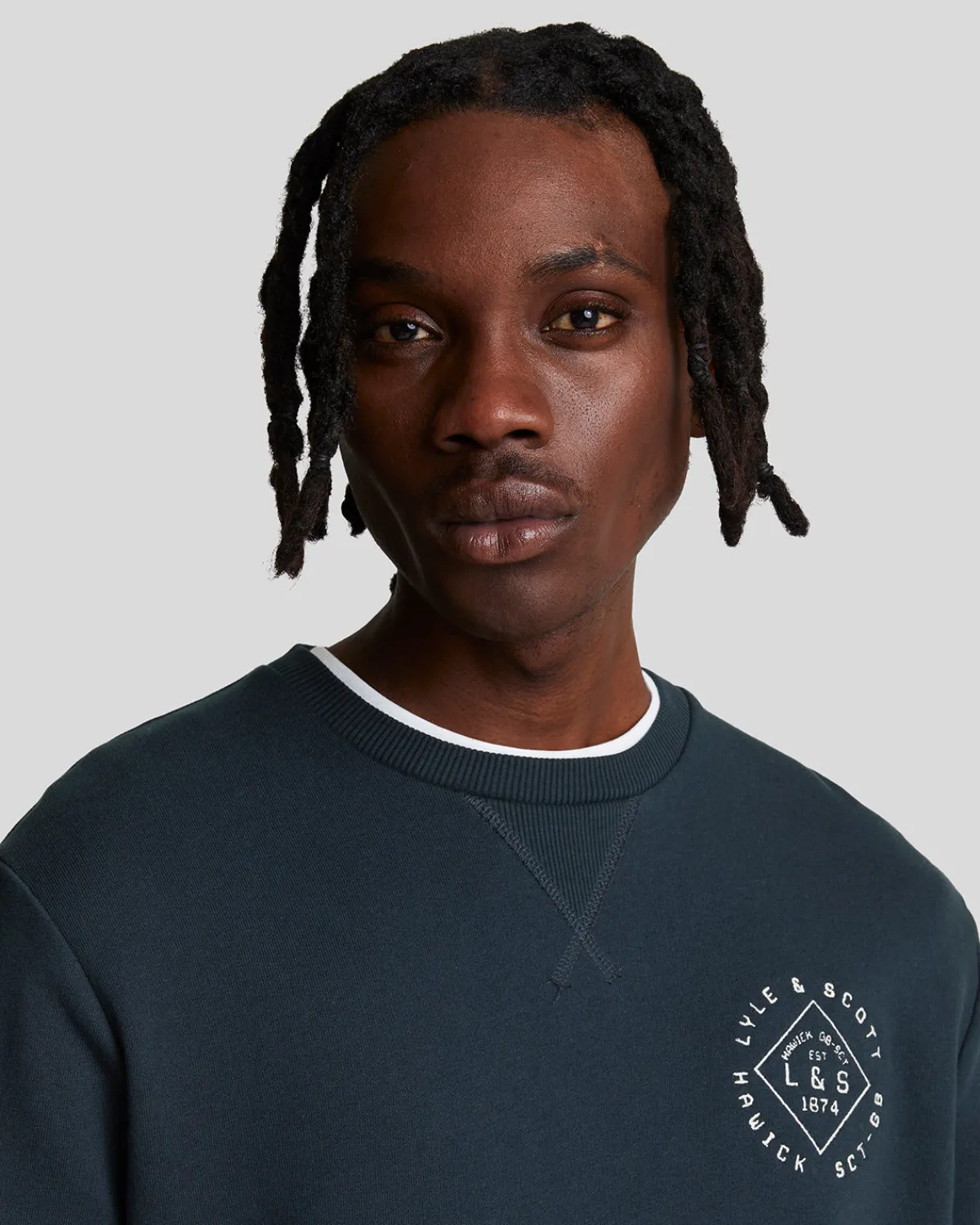 sweatshirt_mit_rundhalsausschnitt_und_stempel_3-1.webp Lyle & Scott Sweatshirts<Sweatshirt mit Rundhalsausschnitt und Stempel DarkNavy