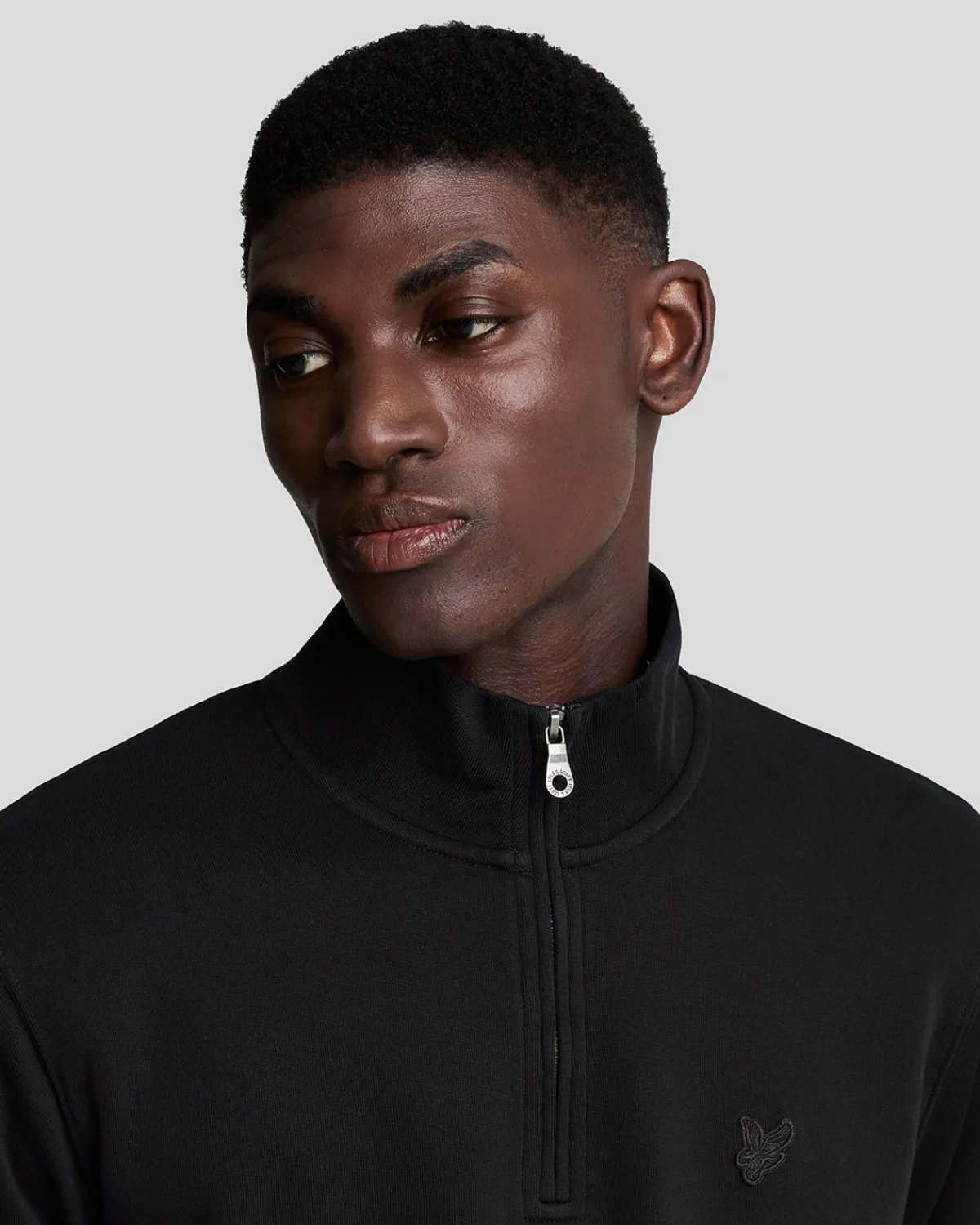 tonal_eagle__reiverschluss_sweatshirt_3-4.webp Lyle & Scott Sweatshirts<Tonal Eagle 1/4 Reißverschluss Sweatshirt Pechschwarz