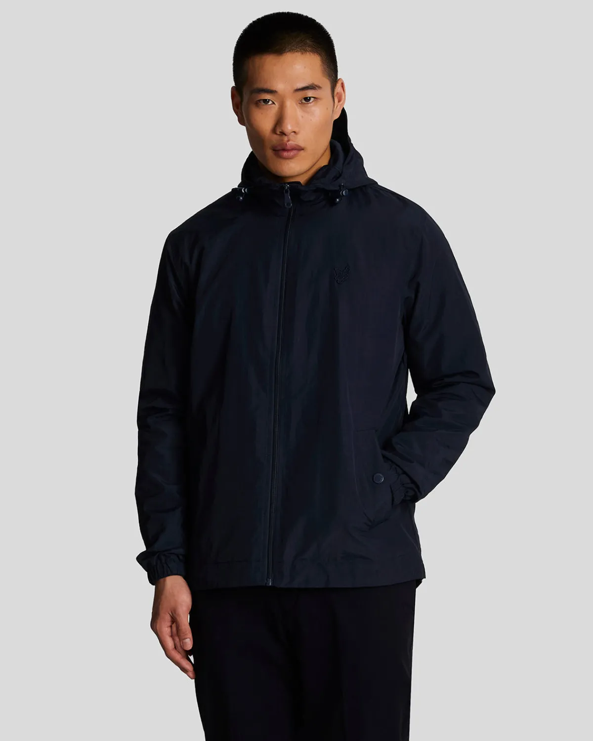 tonal_eagle_jacke_mit_kapuze_und_reiverschluss_0.webp Lyle & Scott Mäntel & Jacken<Tonal Eagle Jacke mit Kapuze und Reißverschluss DarkNavy