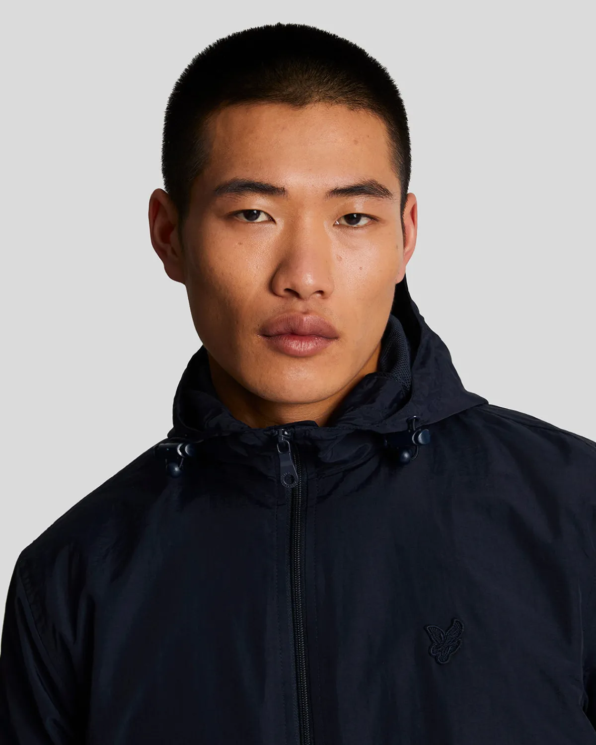 tonal_eagle_jacke_mit_kapuze_und_reiverschluss_3.webp Lyle & Scott Mäntel & Jacken<Tonal Eagle Jacke mit Kapuze und Reißverschluss DarkNavy
