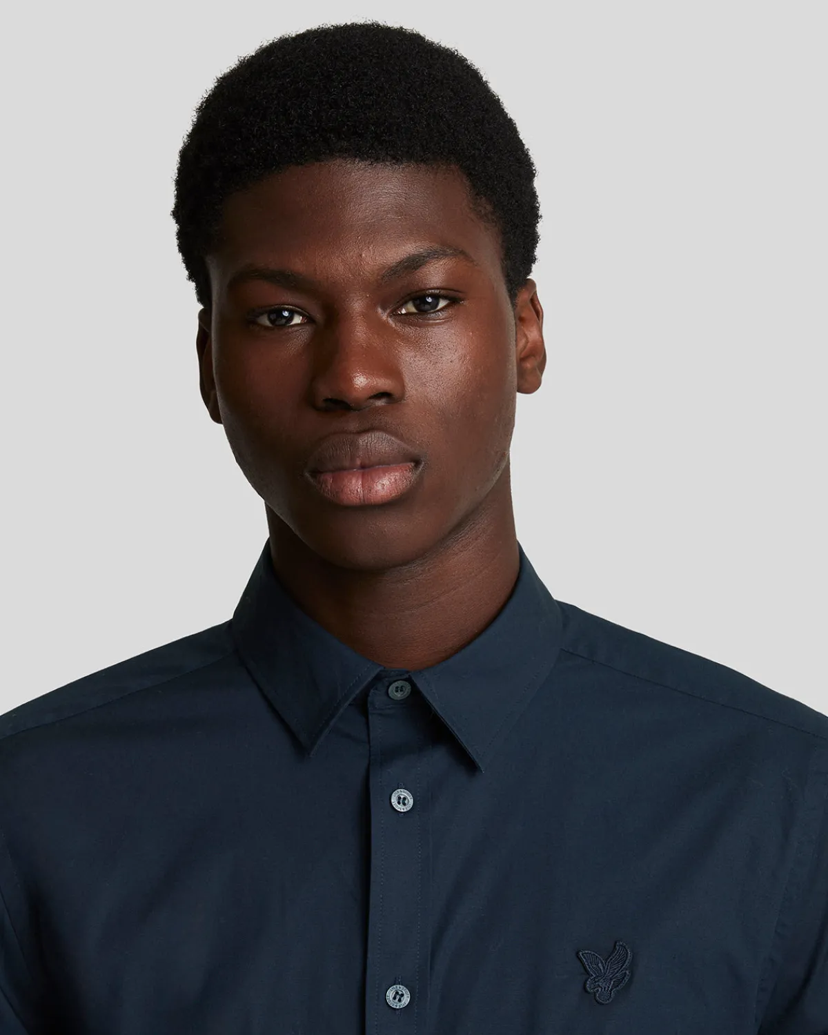 tonal_eagle_pflegeleichtes_popelinehemd_3.webp Lyle & Scott Reframed | Hemden<Tonal Eagle Pflegeleichtes Popeline-Hemd DarkNavy