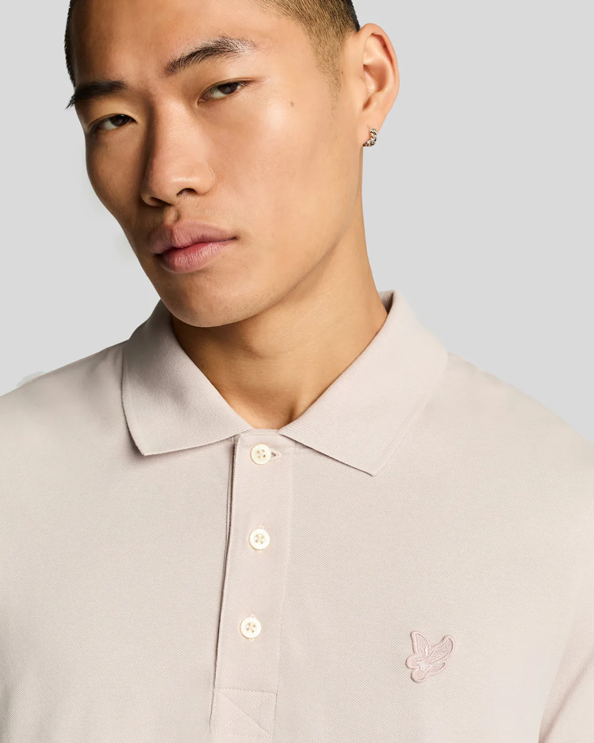 tonal_eagle_polohemd_3-4.webp Lyle & Scott Reframed | Polohemden<Tonal Eagle Polohemd PinkSalt