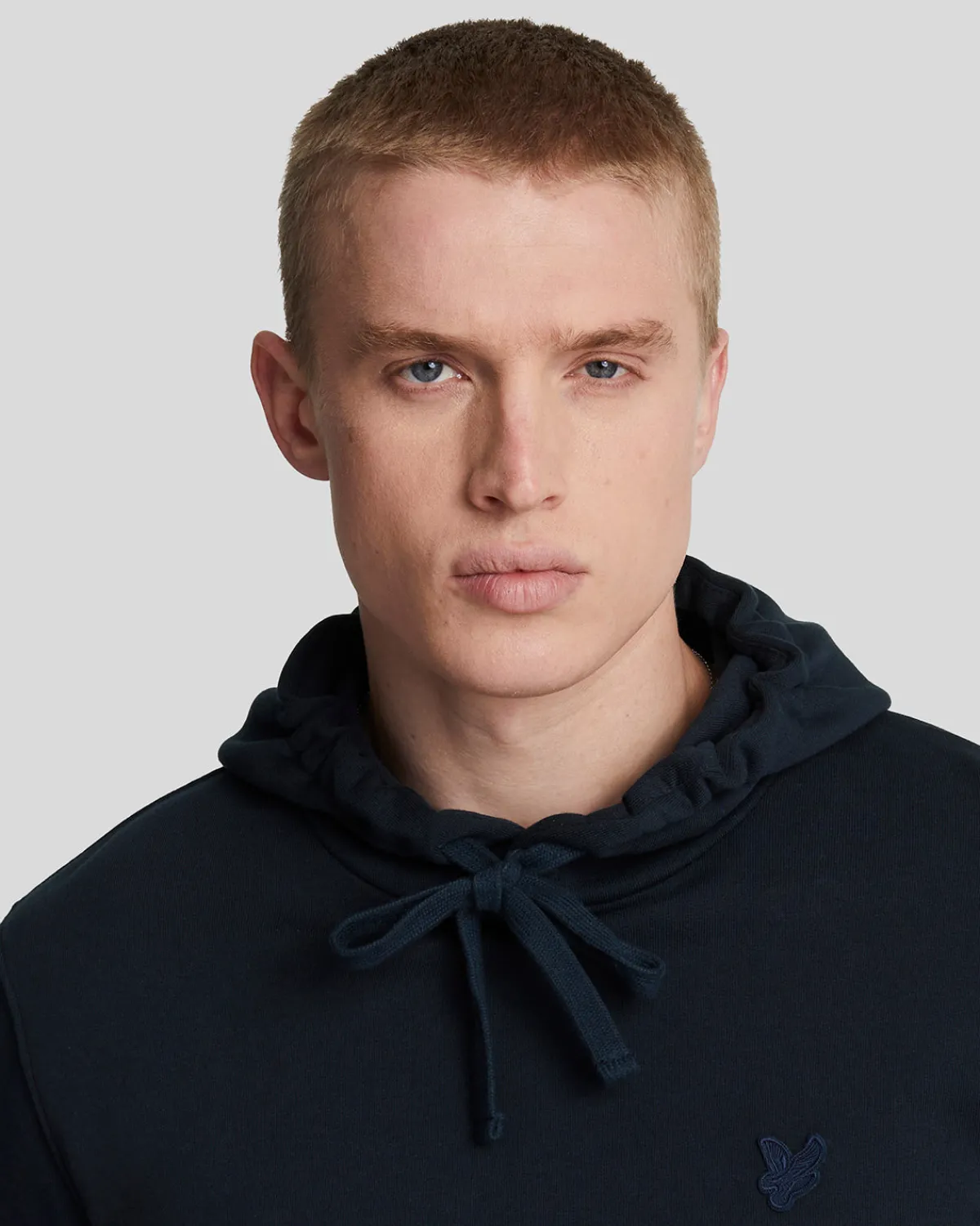 tonal_eagle_pullover_hoodie_3.webp Lyle & Scott Reframed | Kapuzenpullover<Tonal Eagle Pullover Hoodie DunkleMarine