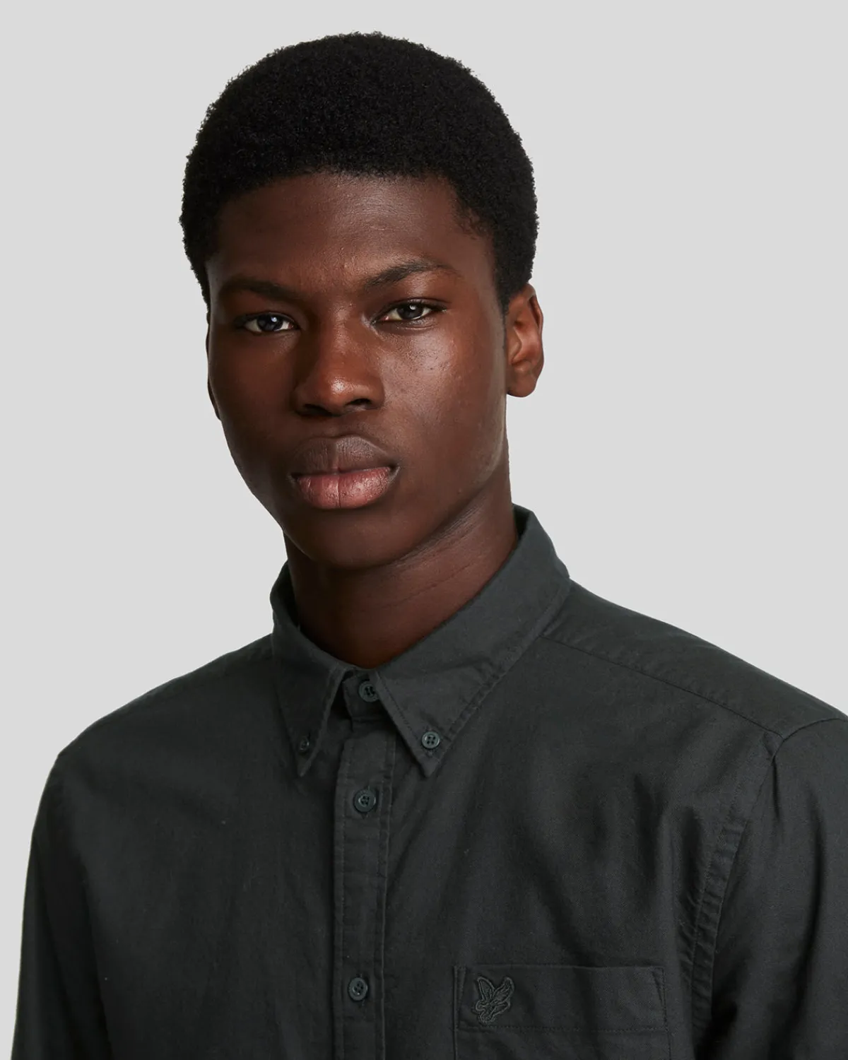 tonal_eagle_schlichtes_oxford_hemd_3.webp Lyle & Scott Reframed | Hemden<Tonal Eagle Schlichtes Oxford Hemd JetBlack