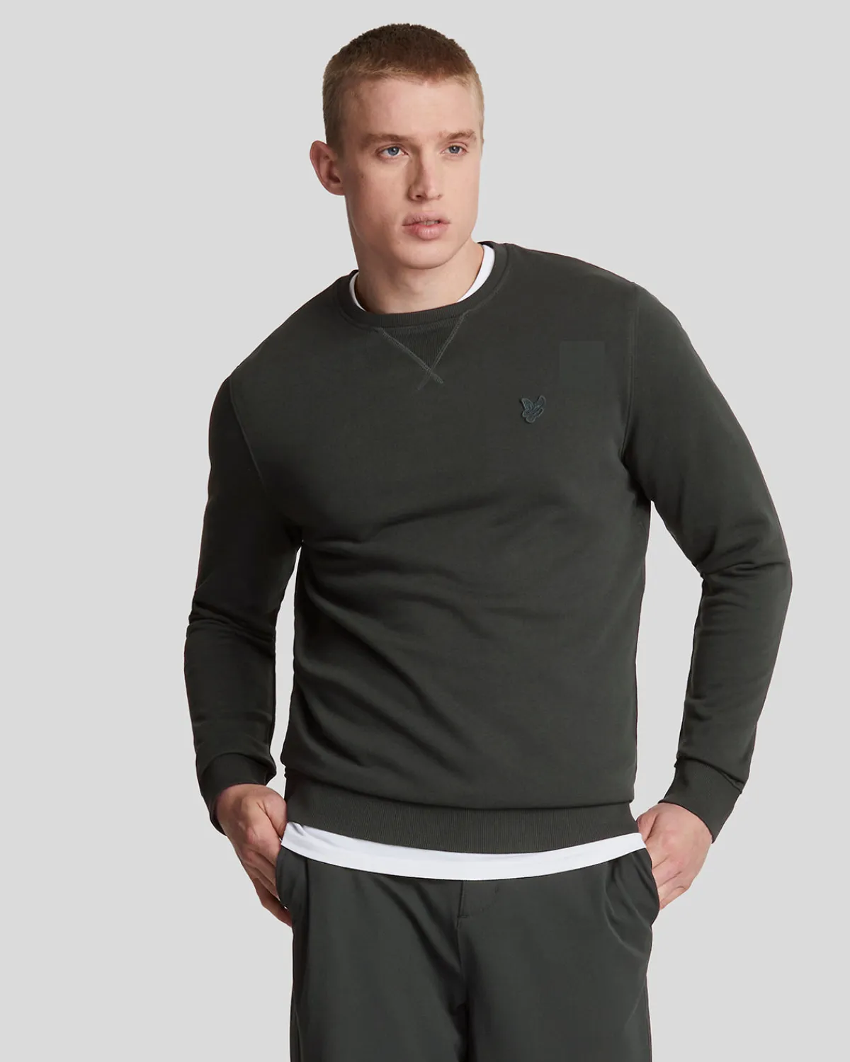 tonal_eagle_sweatshirt_mit_rundhalsausschnitt_0-2.webp Lyle & Scott Reframed | Sweatshirts<Tonal Eagle Sweatshirt mit Rundhalsausschnitt Gunmetal