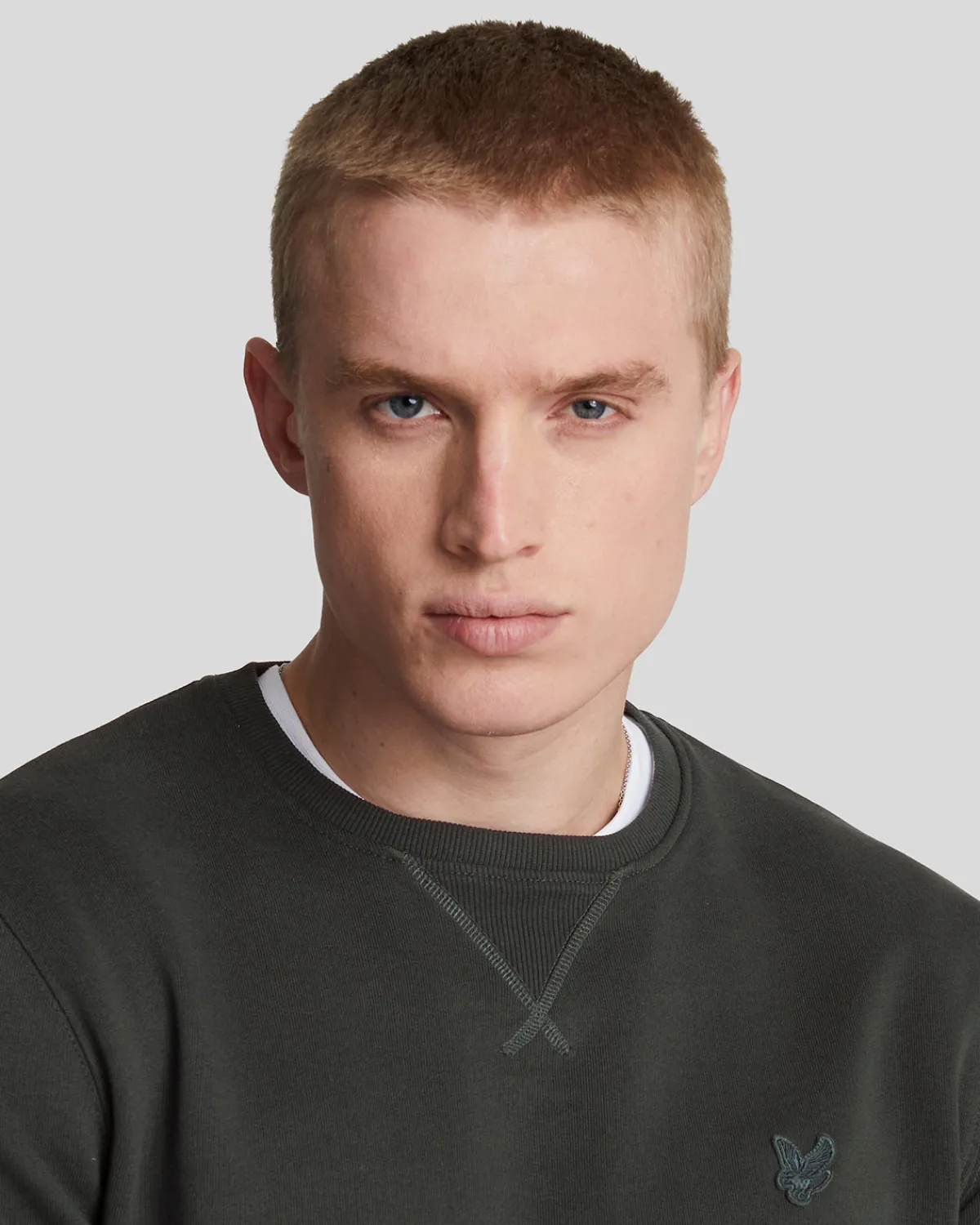 tonal_eagle_sweatshirt_mit_rundhalsausschnitt_3-2.webp Lyle & Scott Reframed | Sweatshirts<Tonal Eagle Sweatshirt mit Rundhalsausschnitt Gunmetal