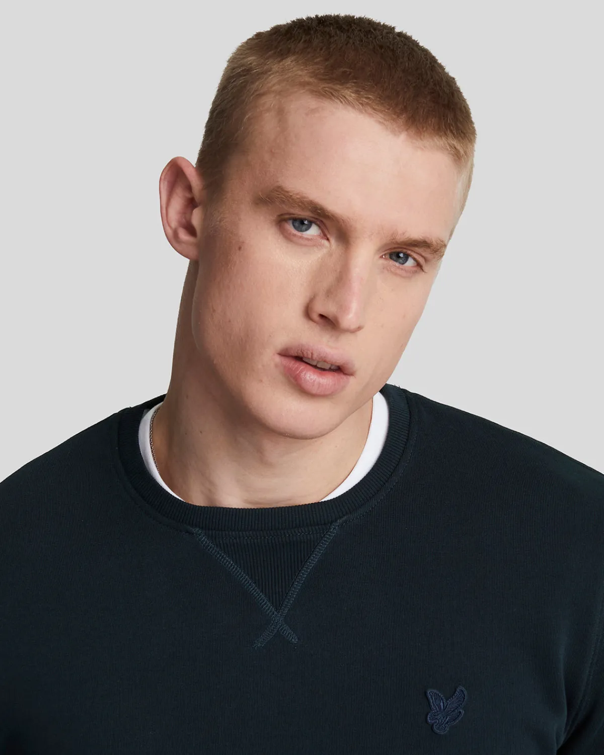 tonal_eagle_sweatshirt_mit_rundhalsausschnitt_3-5.webp Lyle & Scott Reframed | Sweatshirts<Tonal Eagle Sweatshirt mit Rundhalsausschnitt DunkleMarine