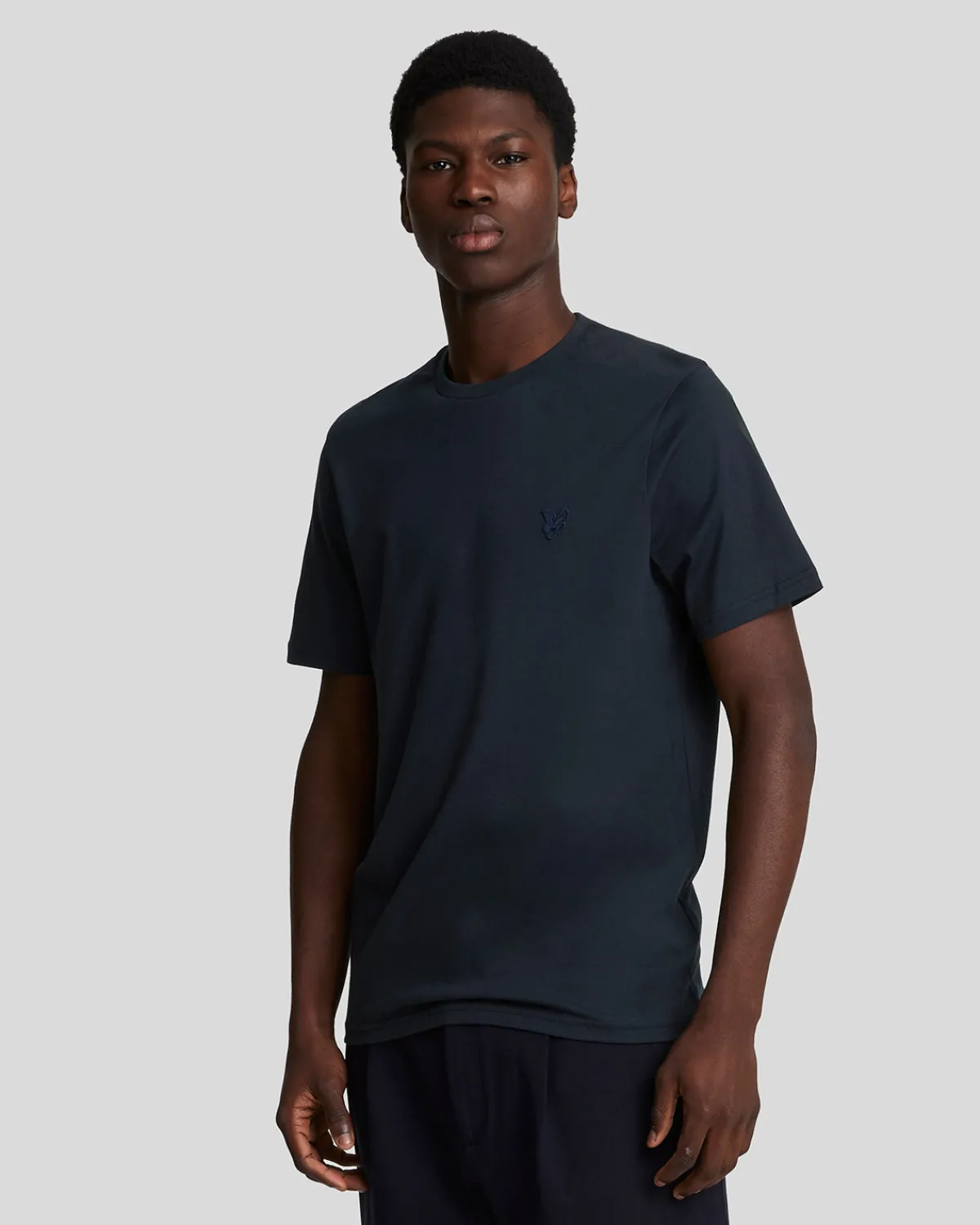 tonal_eagle_tshirt_0-4.webp Lyle & Scott Reframed | T-shirts<Tonal Eagle T-Shirt DunkleMarine